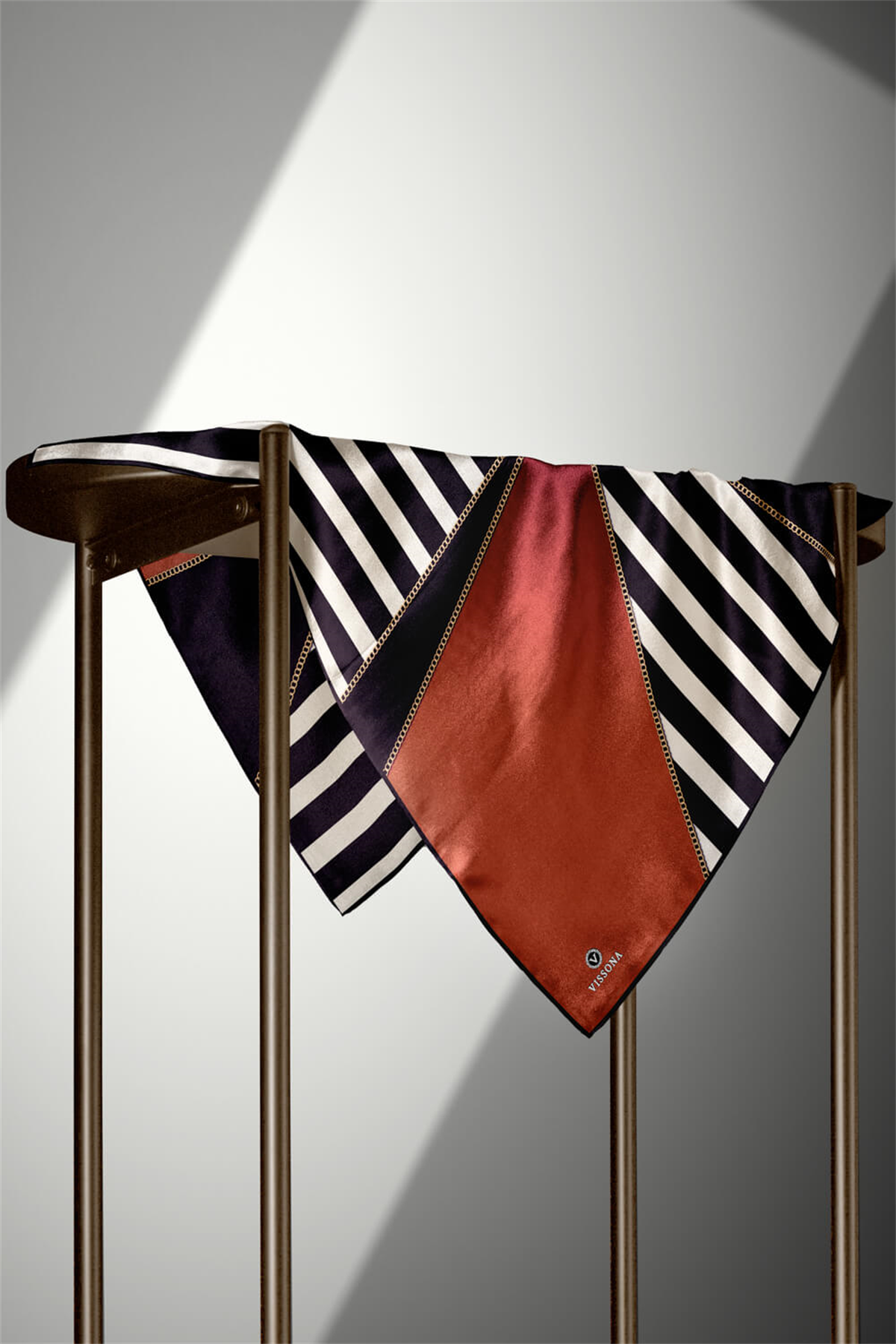 %100 Twill İpek Zincirli Çizgi Desenli Taba - Siyah Renkli 90x90 Eşarp Dikim Şekli : El Dikişi