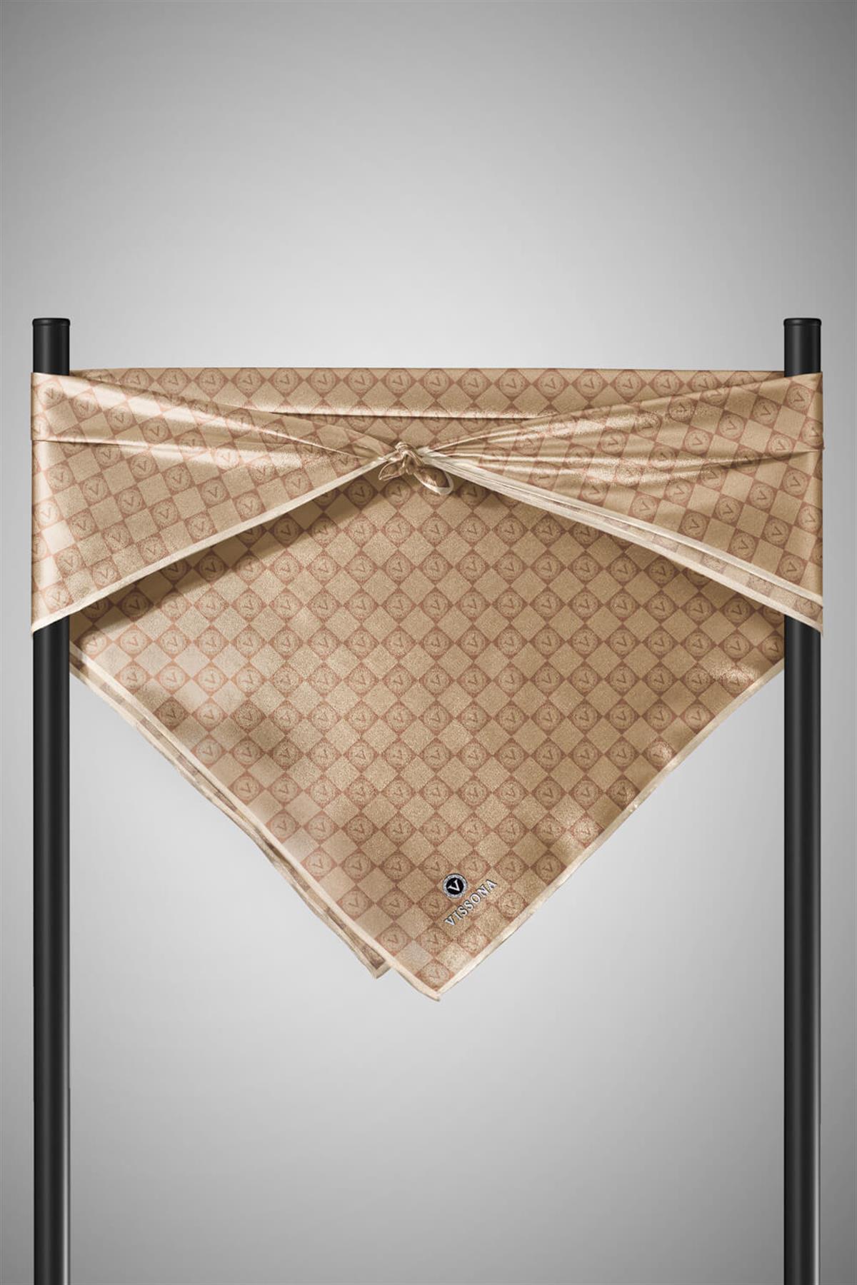%100 Twill İpek Monogram Desenli Bej Renkli 90x90 Eşarp Dikim Şekli : El Dikişi