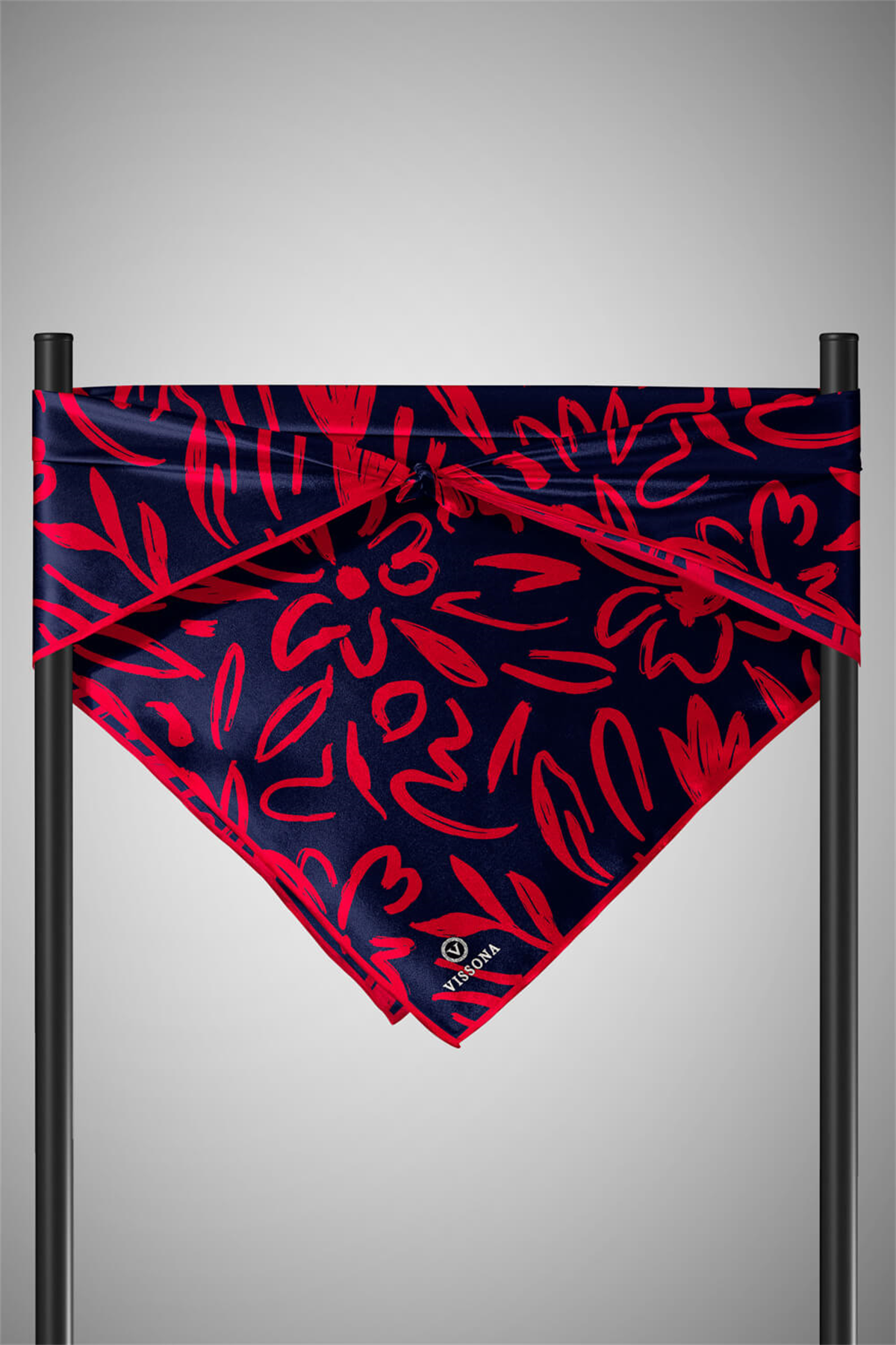 % 57 İPEK % 43 VİSKON Twill İpek Büyük Çiçek Desenli Lacivert - Kırmızı Renkli 90x90 Eşarp Dikim Şekli : El Dikişi