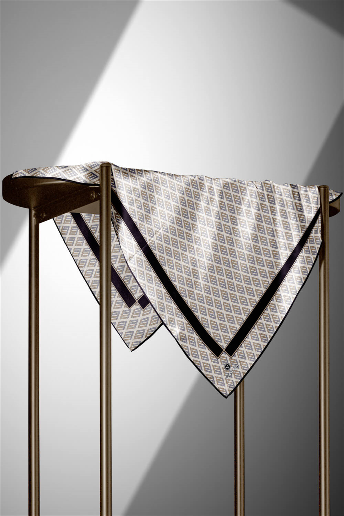 % 57 İPEK % 43 VİSKON Twill İpek Geometrik Desenli Gri - Bej Renkli 90x90 Eşarp Dikim Şekli : El Dikişi