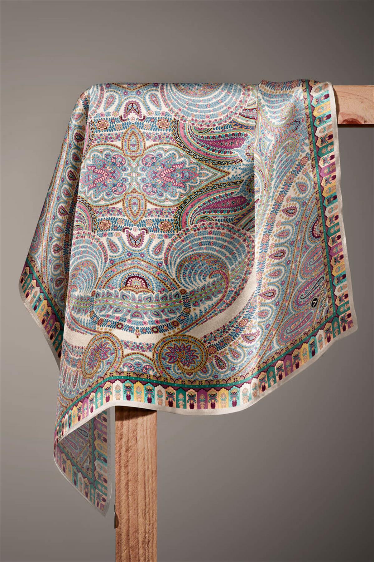 %100 Twill İpek Etro Desenli Vizon - İndigo Renkli 90x90 Eşarp Dikim Şekli : El Dikişi