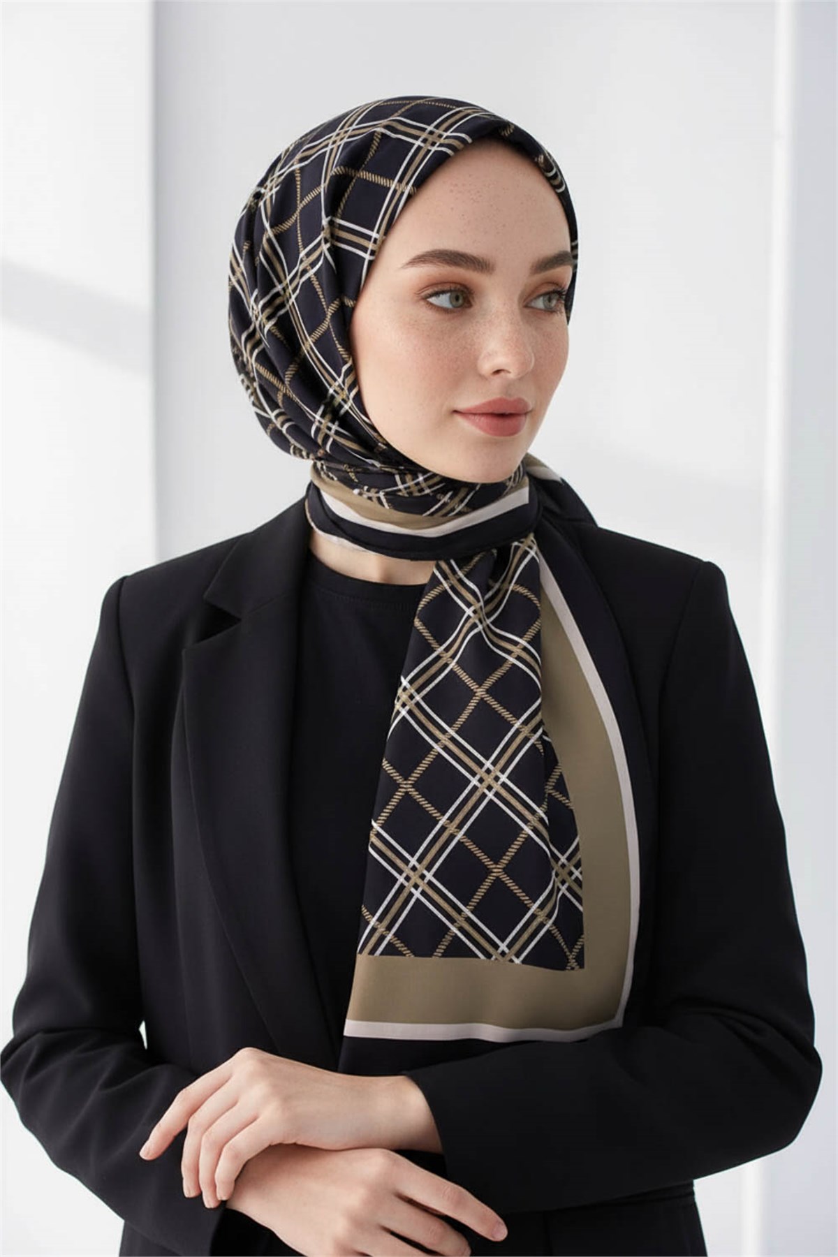 KREP EKOSE DESENLİ SİYAH - BEJ RENKLİ 75X195 KIRIŞMAZ ŞAL