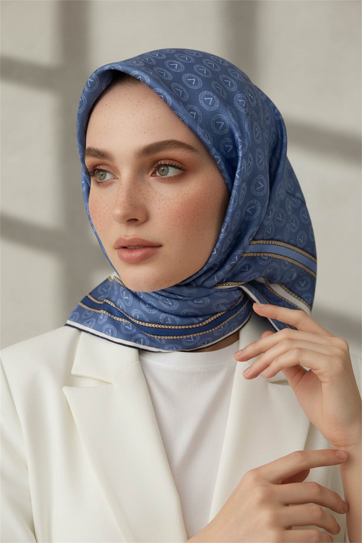 %100 Twill İpek Monogram Desenli İndigo - İndigo Renkli 90x90 Eşarp Dikim Şekli : El Dikişi