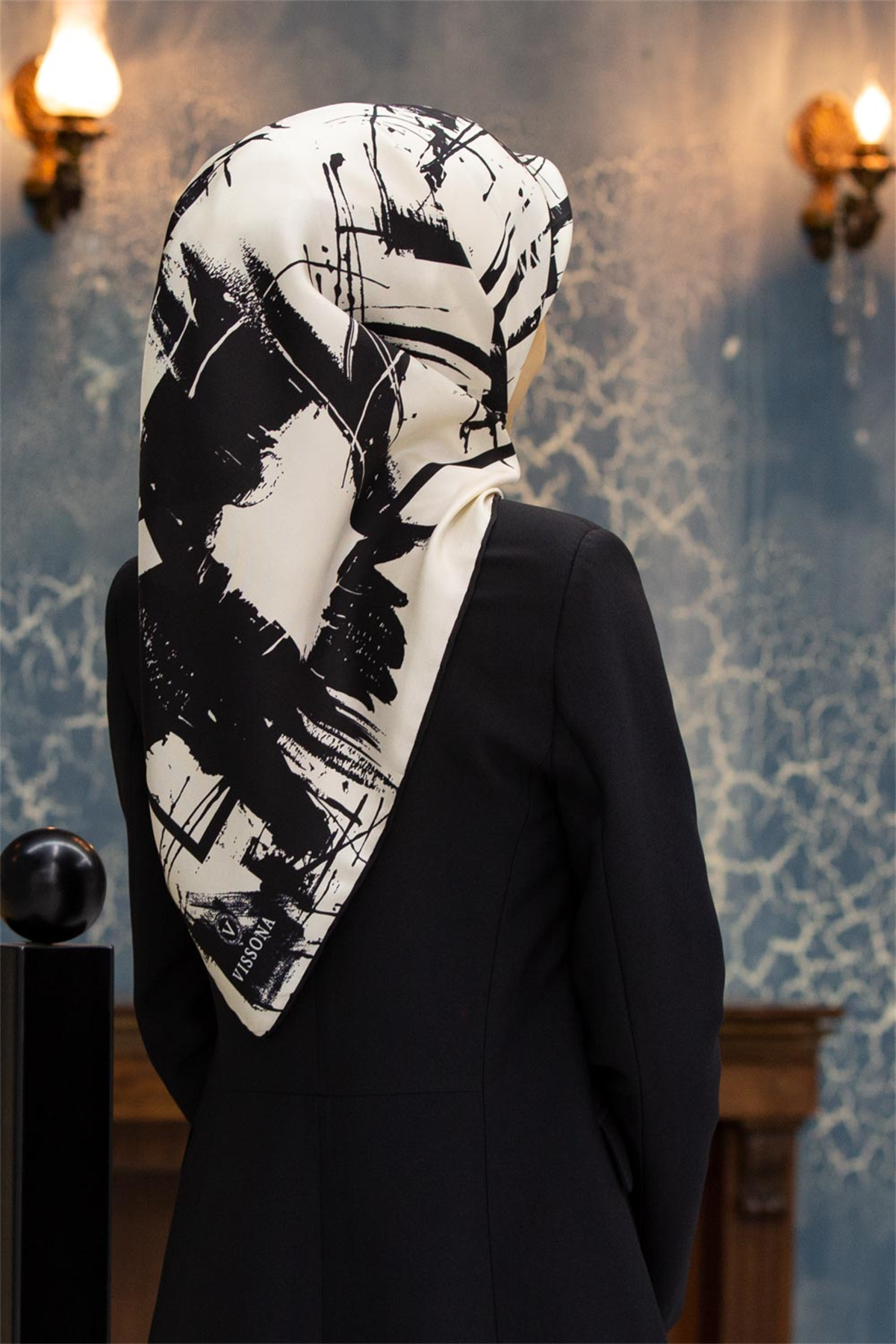 % 57 İPEK % 43 VİSKON Twill İpek Geometrik Desenli Krem - Siyah Renkli 90x90 Eşarp Dikim Şekli : El Dikişi