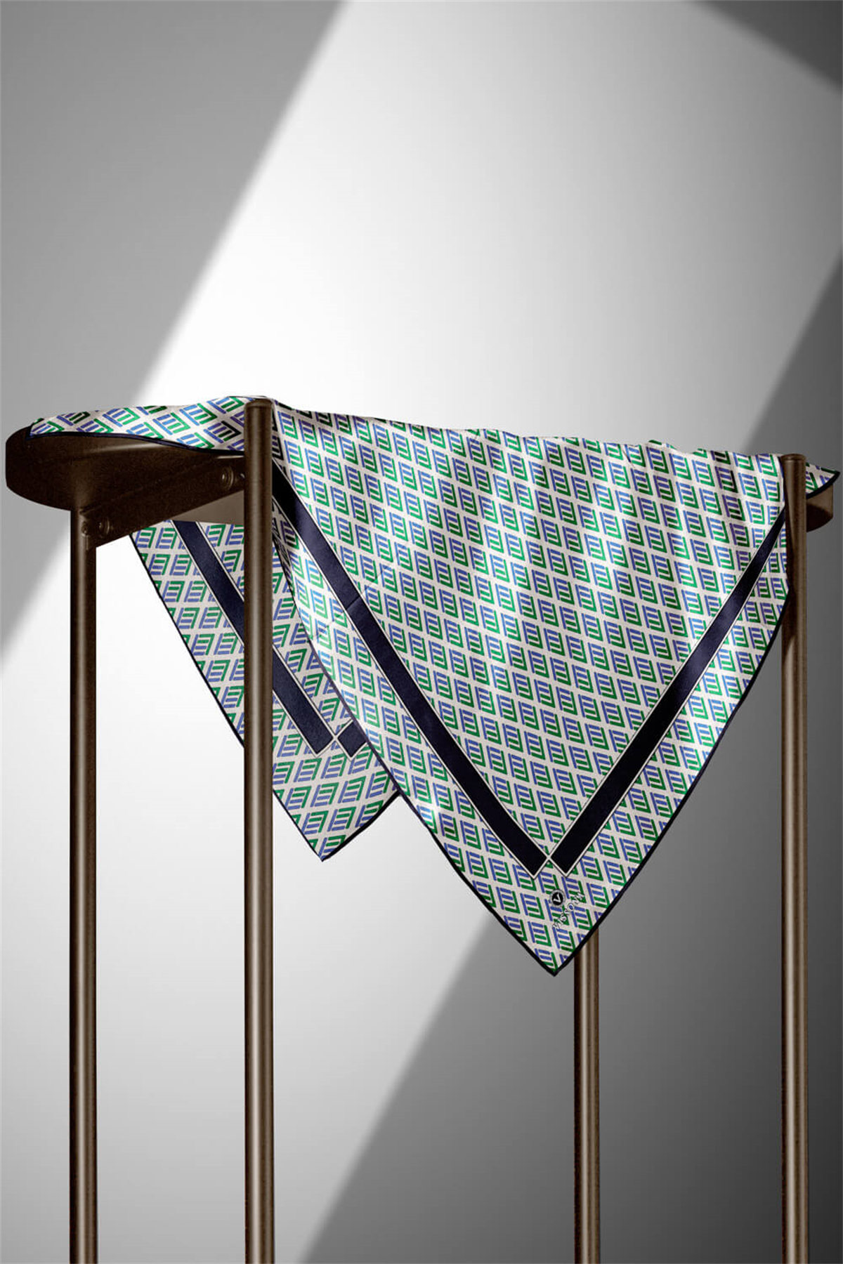 % 57 İPEK % 43 VİSKON Twill İpek Geometrik Desenli Saks - Zümrüt Yeşili Renkli 90x90 Eşarp Dikim Şekli : El Dikişi