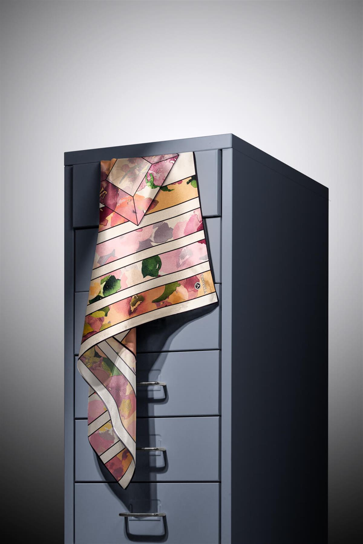 %100 Twill İpek Bahar Çiçekleri Desenli Gül Kurusu - Bej Renkli 90x90 Eşarp Kenar Dikiş Şekli El Dikişli