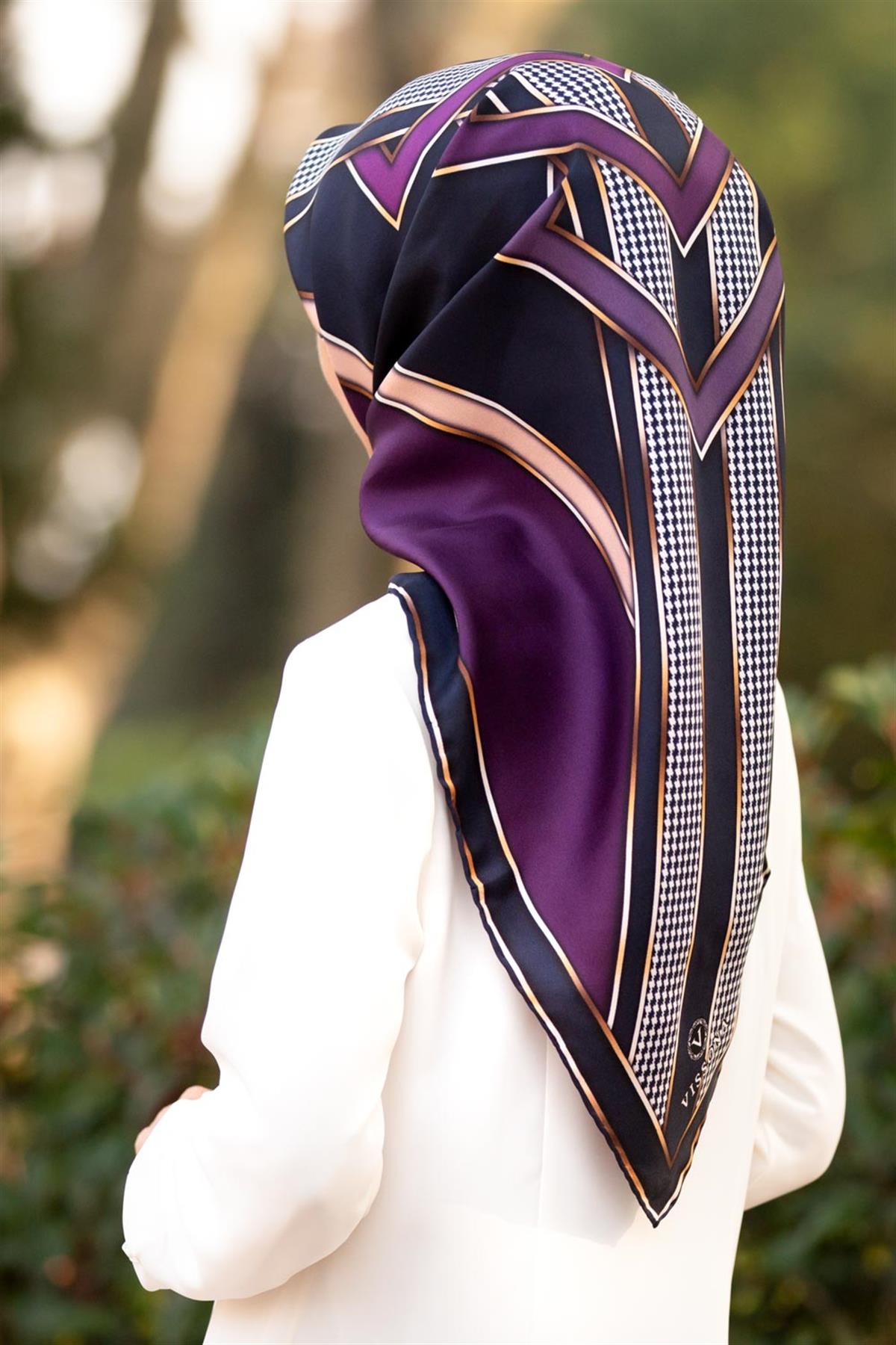 %100 Twill İpek Kareli Kazayaklı Desenli Mürdüm - Lacivert Renkli 90x90 Eşarp Kenar Dikiş Şekli El Dikişli