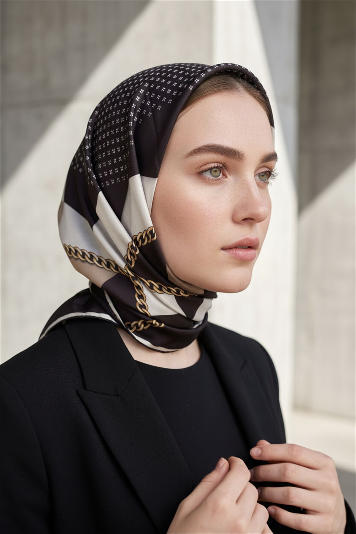 %100 Twill İpek Geometrik Desenli Siyah - Krem Renkli 90x90 Eşarp Dikim Şekli : El Dikişi