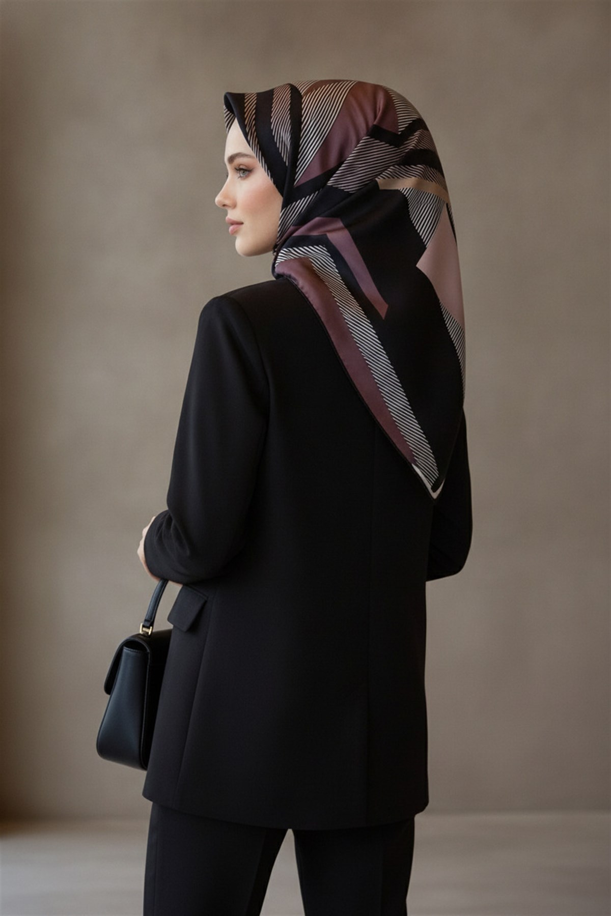 %100 Twill İpek Geometrik Desenli Pudra - Siyah Renkli 90x90 Eşarp Dikim Şekli : El Dikişi