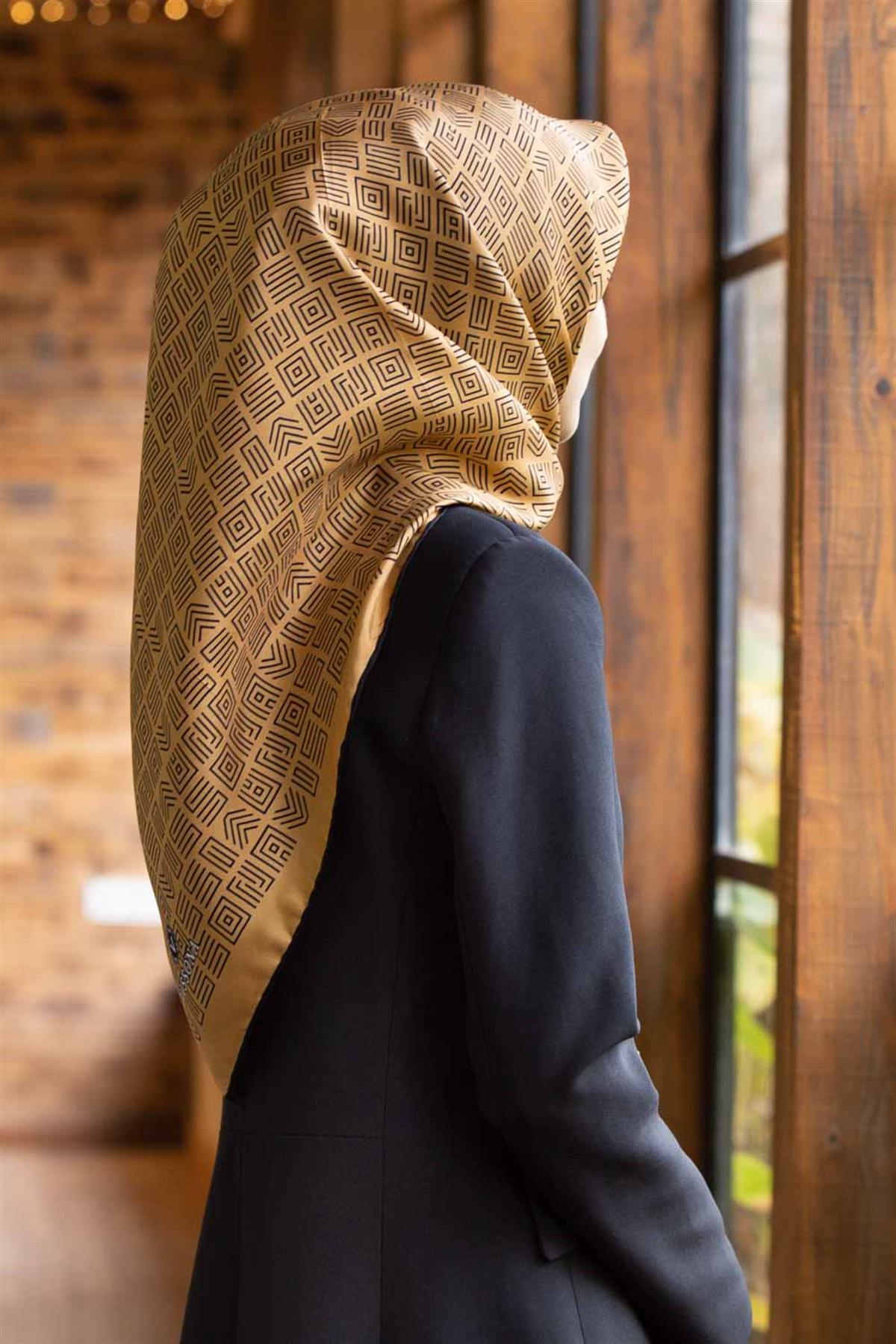 100% Twill İpek Etnik Motif Desenli Gold - Siyah Renkli 90x90 Dikim Şekli : El Dikişi Eşarp