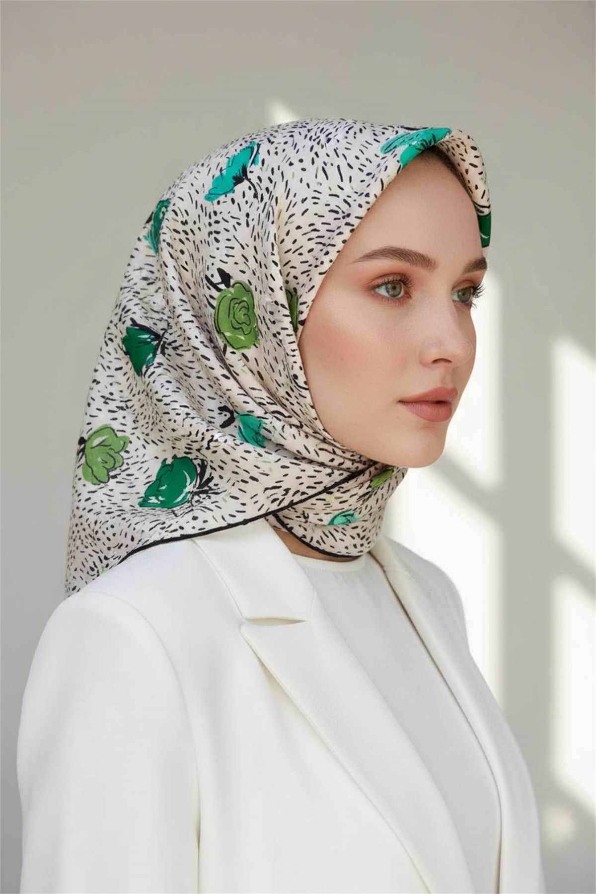 %100 Twill İpek Çıtır Çiçek Desenli Haki - Krem Renkli 90x90 Eşarp Dikim Şekli : El Dikişi