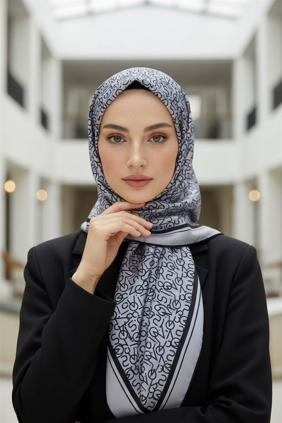 %100 Twill İpek Harf Desenli Gri - Siyah Renkli 90x90 Eşarp Dikim Şekli : El Dikişi