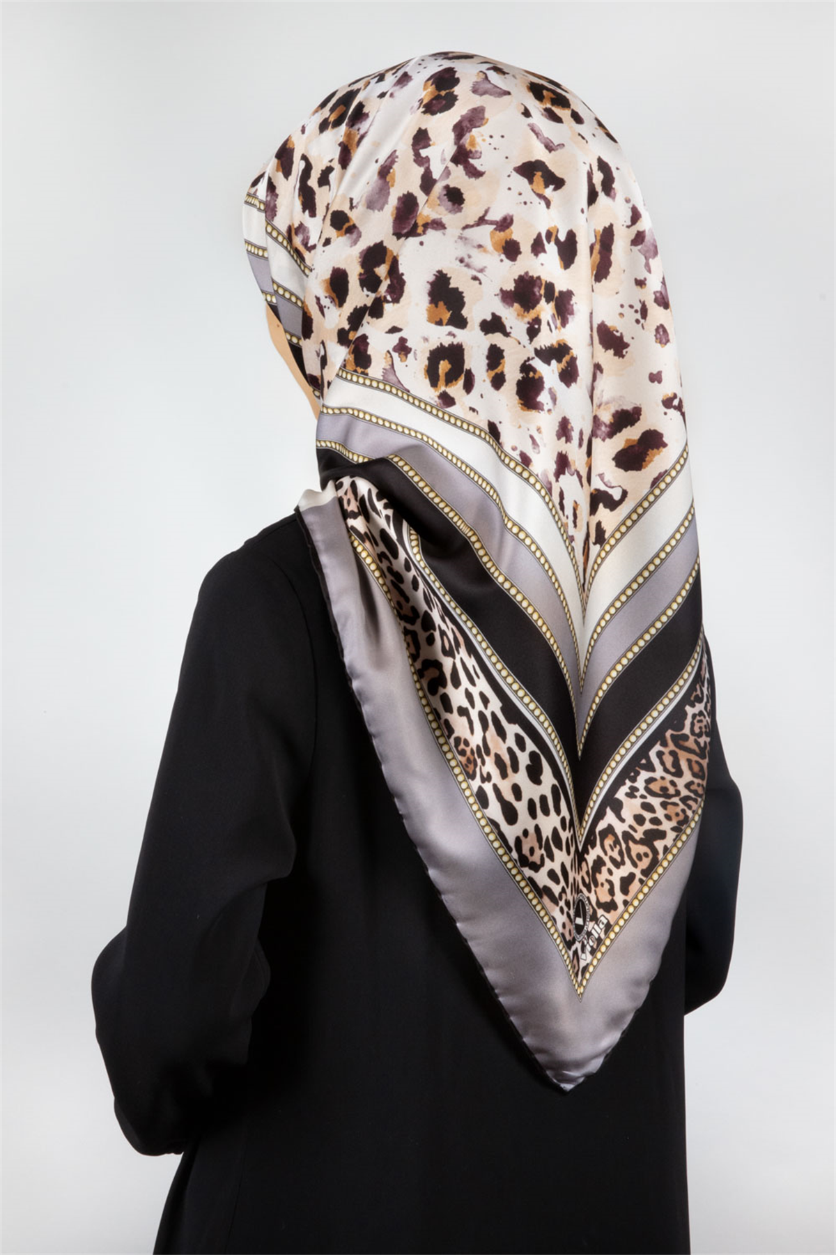 Twill Kemerli ve Leopar Desenli Gri Renkli 90x90 Eşarp (İpek İçermez) Dikim Şekli : El Dikişi