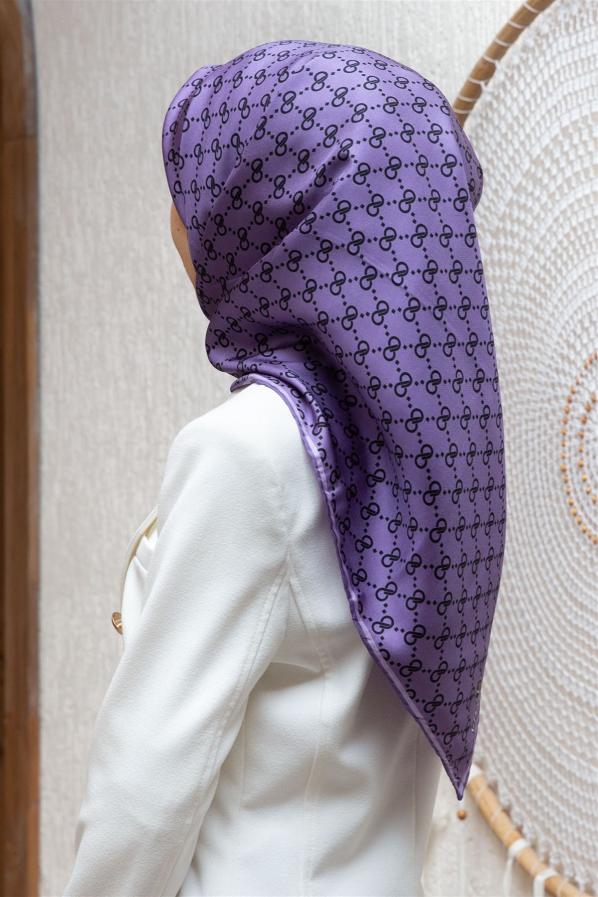 %100 Twill İpek Geometrik Desenli Lila Renkli 90x90 Eşarp Dikim Şekli : El Dikişi