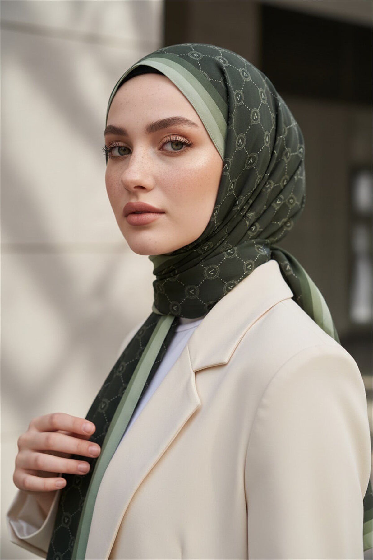 KREP MONOGRAM DESENLİ HAKİ RENKLİ 75X195 KIRIŞMAZ ŞAL