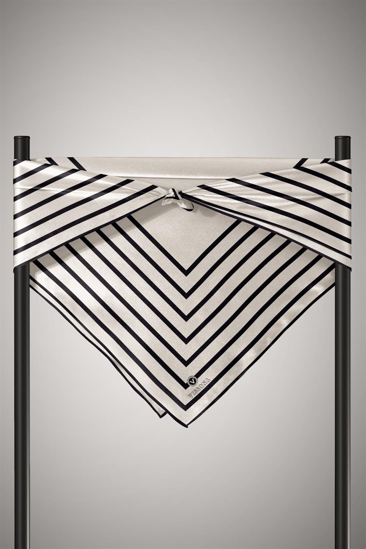 %100 Twill İpek Çizgili Desenli Krem - Siyah Renkli 90x90 Eşarp Dikim Şekli : El Dikişi