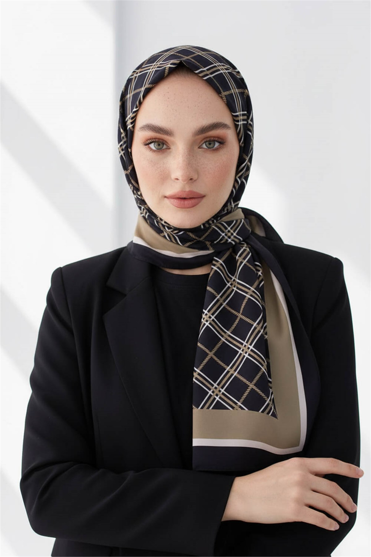 KREP EKOSE DESENLİ SİYAH - BEJ RENKLİ 75X195 KIRIŞMAZ ŞAL