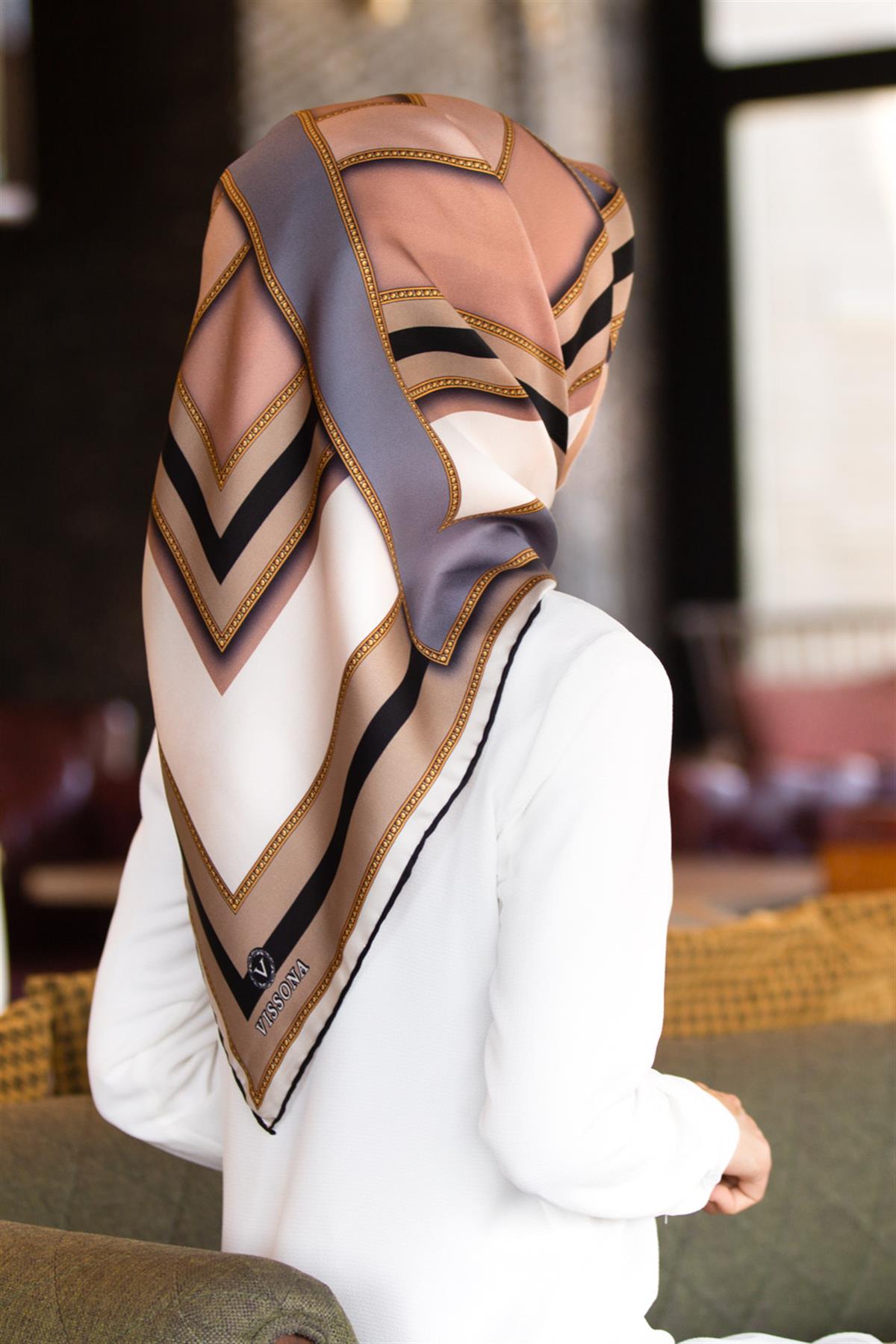 %100 Twill İpek Geometrik Desenli Pudra - Gümüş Renkli 90x90 Eşarp Dikim Şekli : El Dikişi