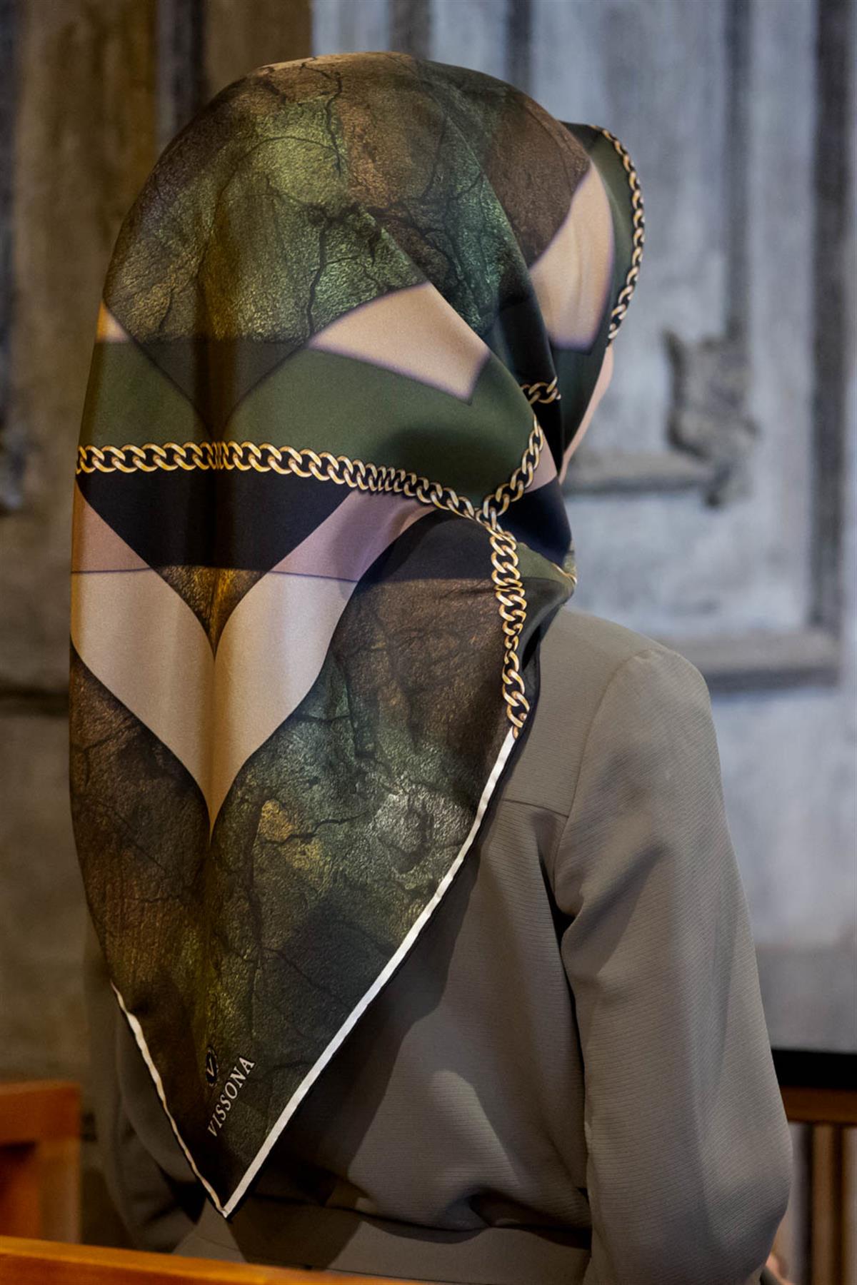 %100 Twill İpek Taş Efekti Desenli Haki - Siyah Renkli 90x90 Eşarp Dikim Şekli : El Dikişi