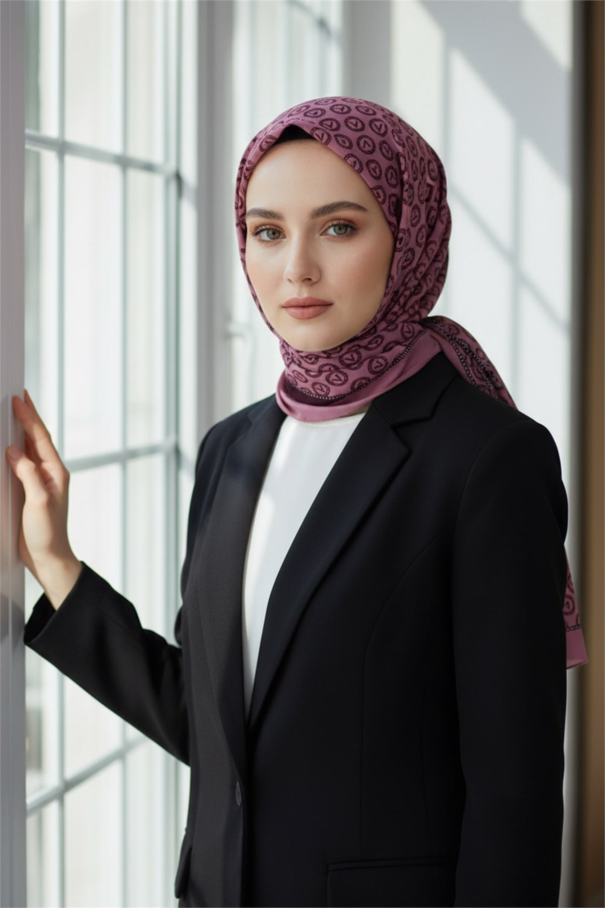 KREP DEGRADELİ MONOGRAM DESENLİ PUDRA RENKLİ 75X195 KIRIŞMAZ ŞAL