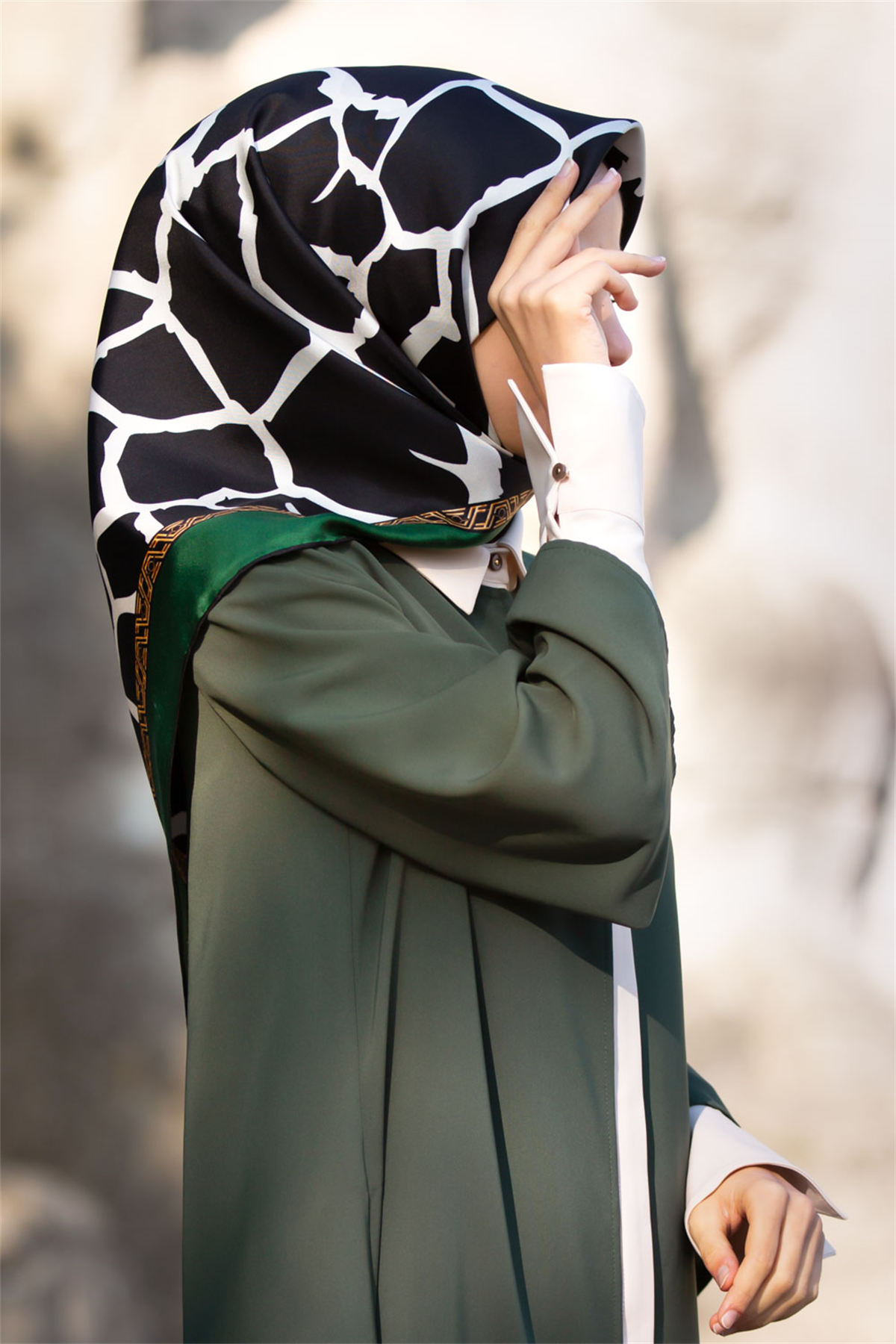 %100 Twill Taş Desenli Siyah - Zümrüt Yeşilli Renkli 90x90 Eşarp Dikim Şekli: El Dikişi