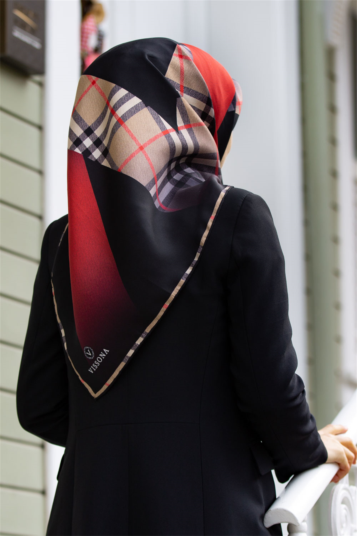 % 57 İPEK % 43 VİSKON Twill İpek Ekose Desenli Kırmızı - Siyah Renkli 90x90 Eşarp Dikim Şekli : El Dikişi