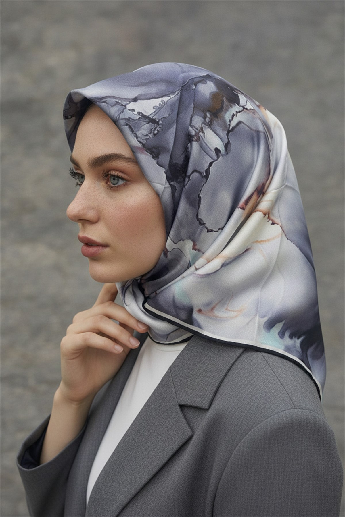 %100 Twill İpek Batik Çiçek Desenli Gri - Bebe Mavisi Renkli 90x90 Eşarp Kenar Dikiş Şekli El Dikişli