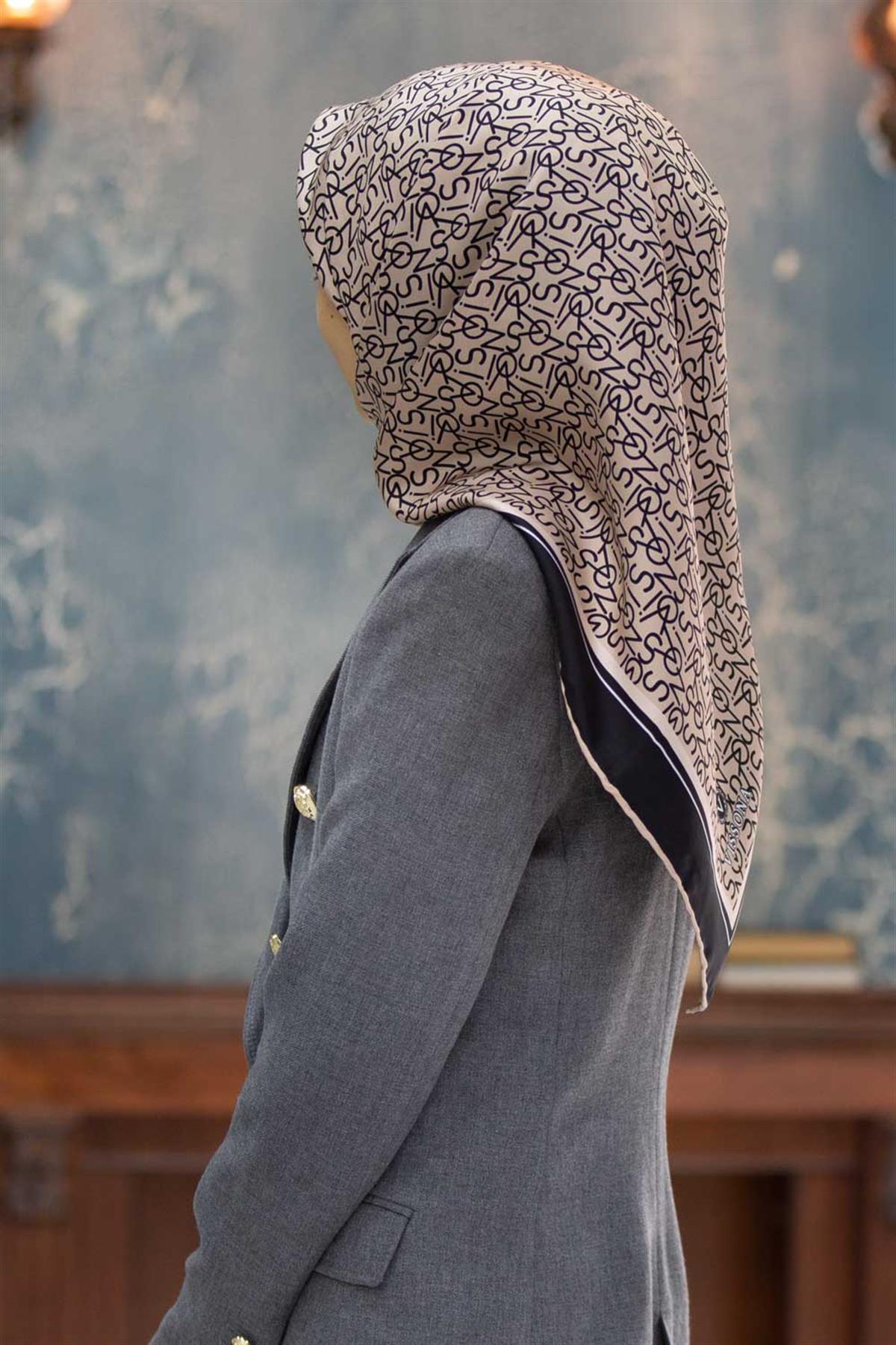 %100 Twill İpek Harf Desenli Bej - Siyah Renkli 90x90 Eşarp Dikim Şekli : El Dikişi