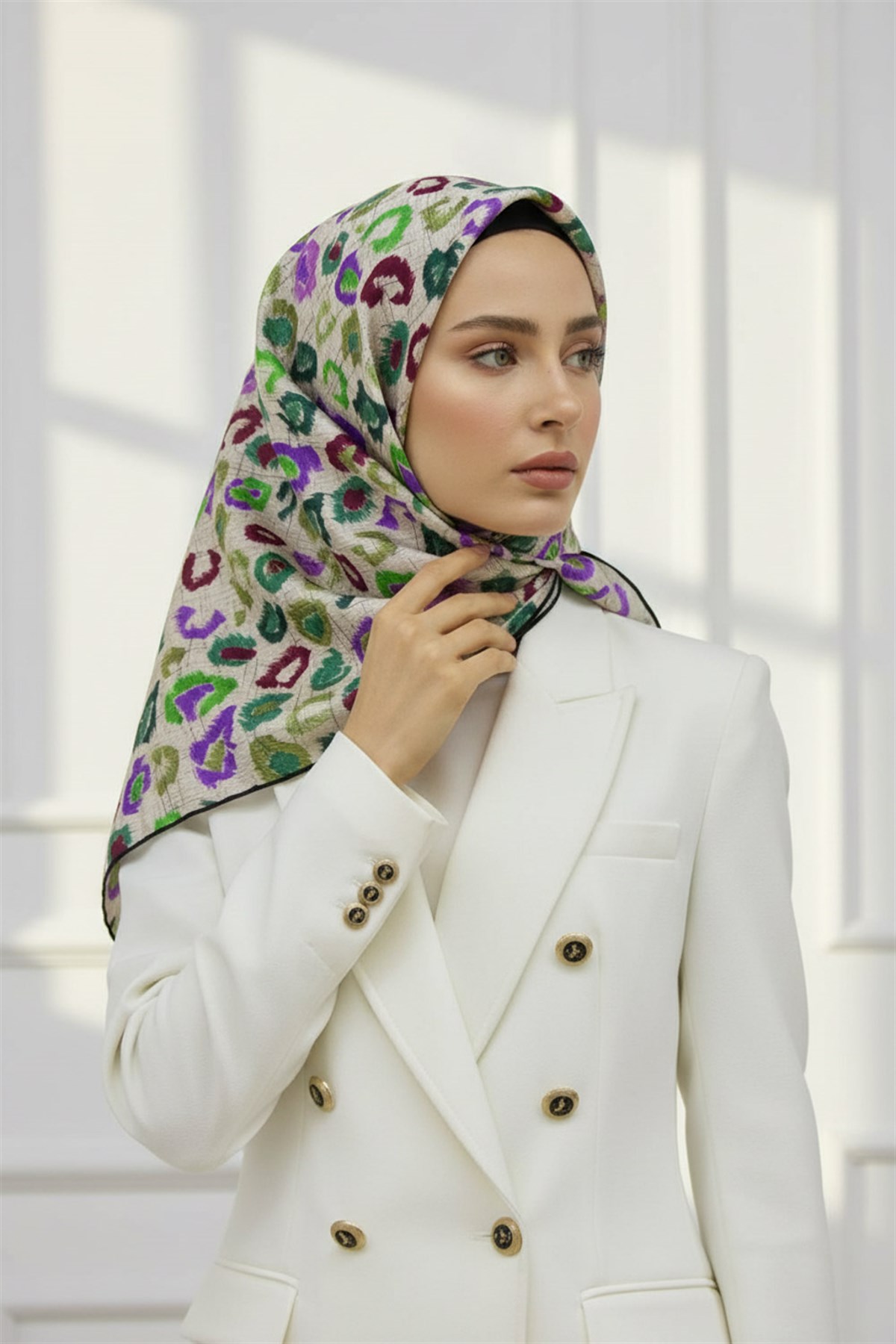 %100 Twill İpek Renkli Leopari Desenli Mor - Haki Yeşili Renkli 90x90 Eşarp Kenar Dikiş Şekli El Dikişli