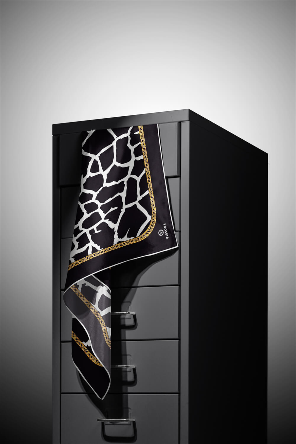 % 57 İPEK % 43 VİSKON Twill Taş Desenli Siyah - Krem Renkli 90x90 Eşarp Dikim Şekli: El Dikişi