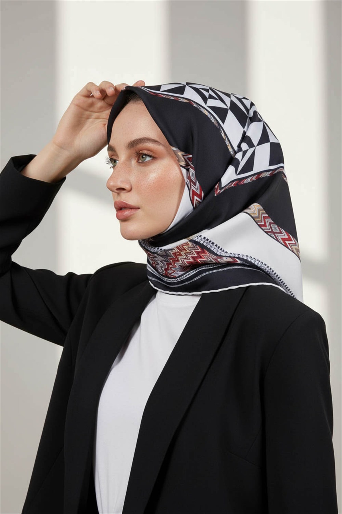 Kristal Geometrik Desenli Siyah - Krem Renkli 90x90 Dikim Şekli : El Dikişi Eşarp (İpek İçermez)