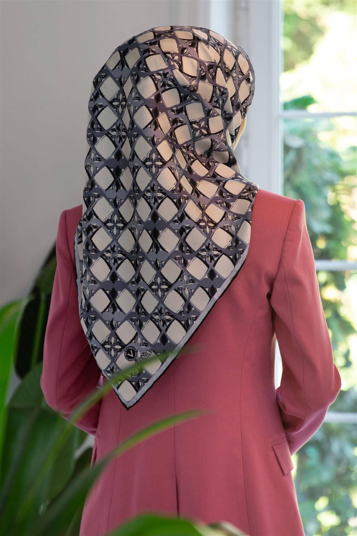 %100 Twill İpek Geometrik Desenli Krem - Gri Renkli 90x90 Eşarp Dikim Şekli : El Dikişi