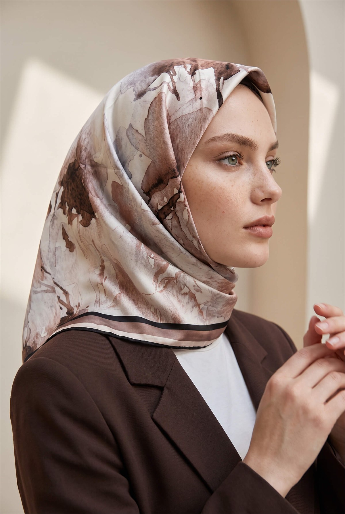 Rayon Sulu Boya Çiçek Desenli Bej Renkli 90x90 Dikim Şekli : El Dikişi Eşarp (İpek İçermez)