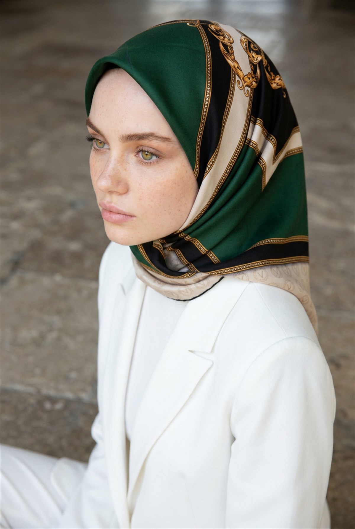 %100 Twill İpek Monogram ve Barok Desenli Zümrüt Yeşili - Krem Renkli 90x90 Eşarp Dikim Şekli : El Dikişi