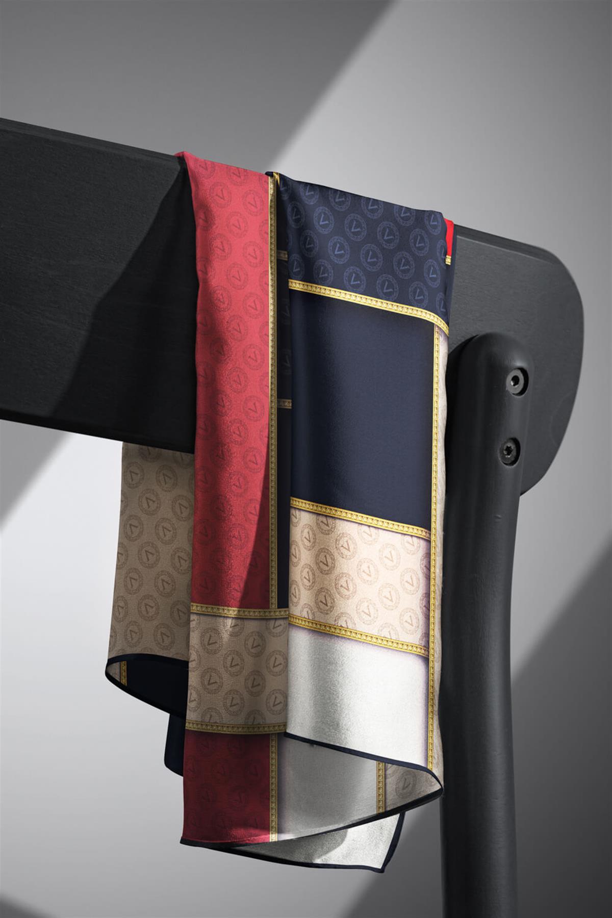 %100 Twill İpek Geometrik Desenli Lacivert - Kırmızı Renkli 90x90 Eşarp Dikim Şekli : El Dikişi