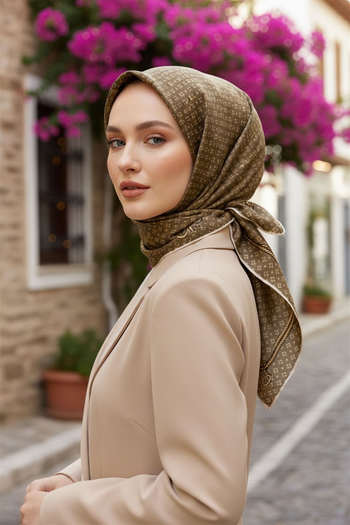 %57 İPEK %43 VİSKON Twill İpek Zincir Desenli Vizon - Gold Renkli 90x90 Eşarp Dikim Şekli : El Dikişi