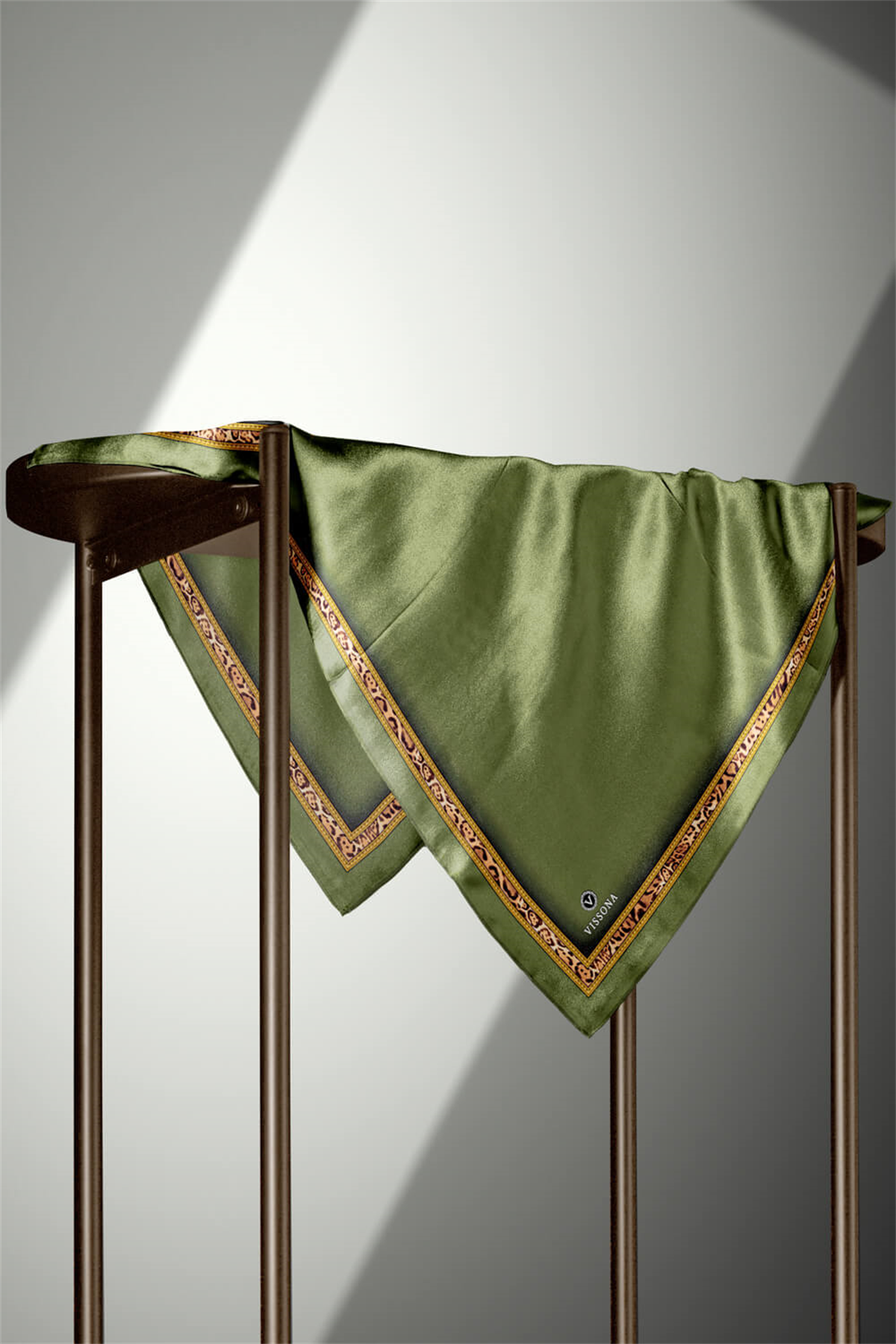 %100 Twill İpek Bordürü Leoparlı Düz Desenli Haki - Gold Renkli 90x90 Eşarp Dikim Şekli : El Dikişi