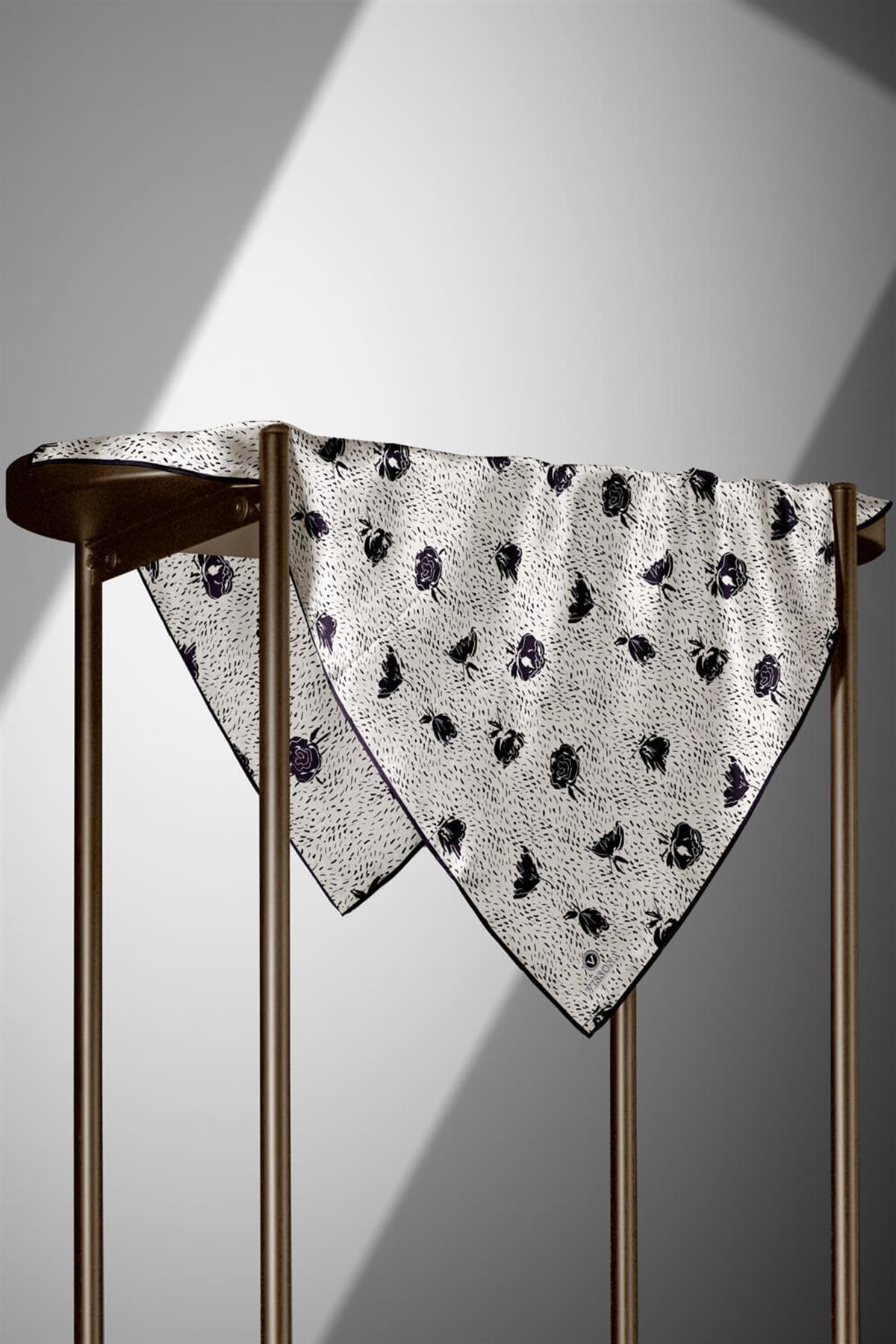 %100 Twill İpek Çıtır Çiçek Desenli Krem - Siyah Renkli 90x90 Eşarp Dikim Şekli : El Dikişi