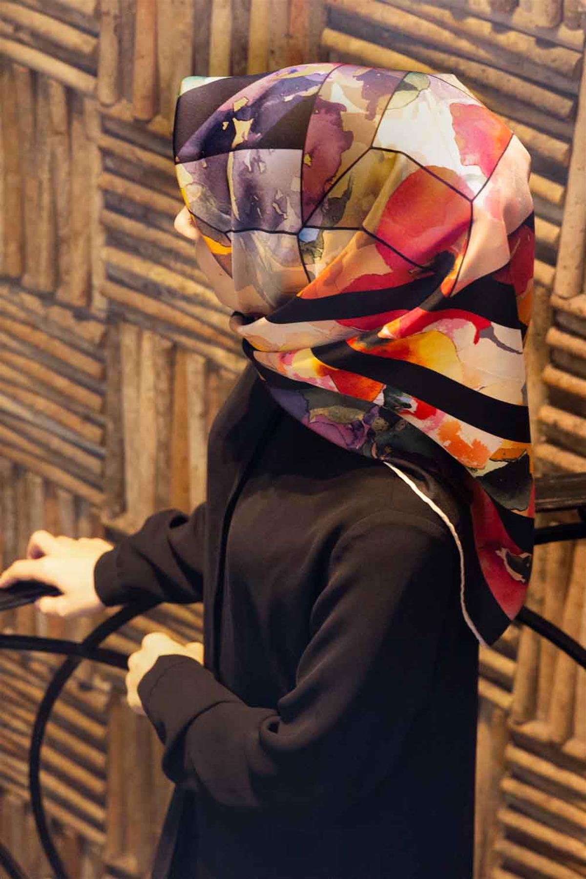 %100 Twill İpek Bahar Çiçekleri Desenli Siyah - Kırmızı Renkli 90x90 Eşarp Kenar Dikiş Şekli El Dikişli