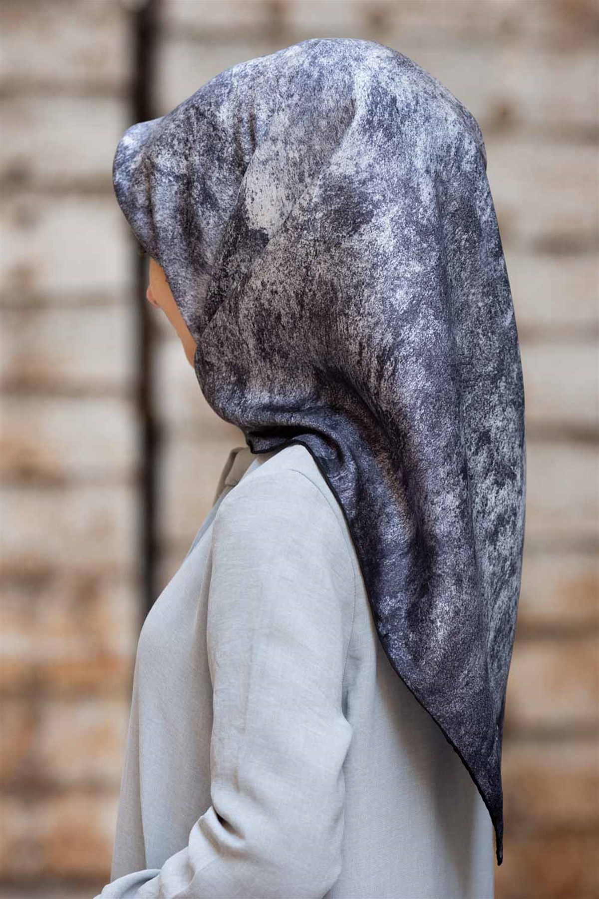 %100 Twill İpek Doku Desenli Gümüş Renkli 90x90 Eşarp Dikim Şekli : El Dikişi