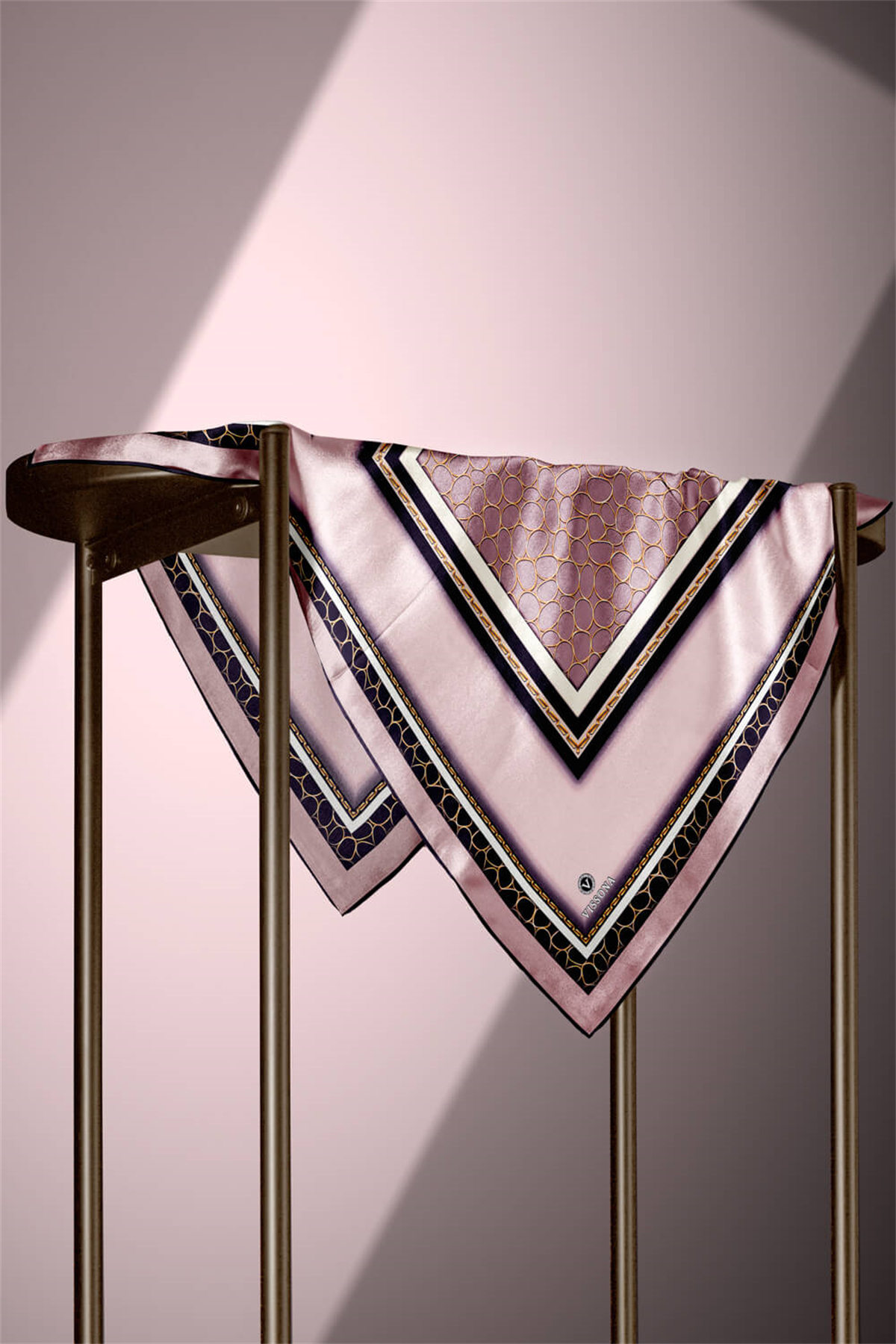 % 57 İPEK % 43 VİSKON Twill İpek Gold Halka Desenli Pudra - Siyah Renkli 90x90 Eşarp Dikim Şekli : El Dikişi