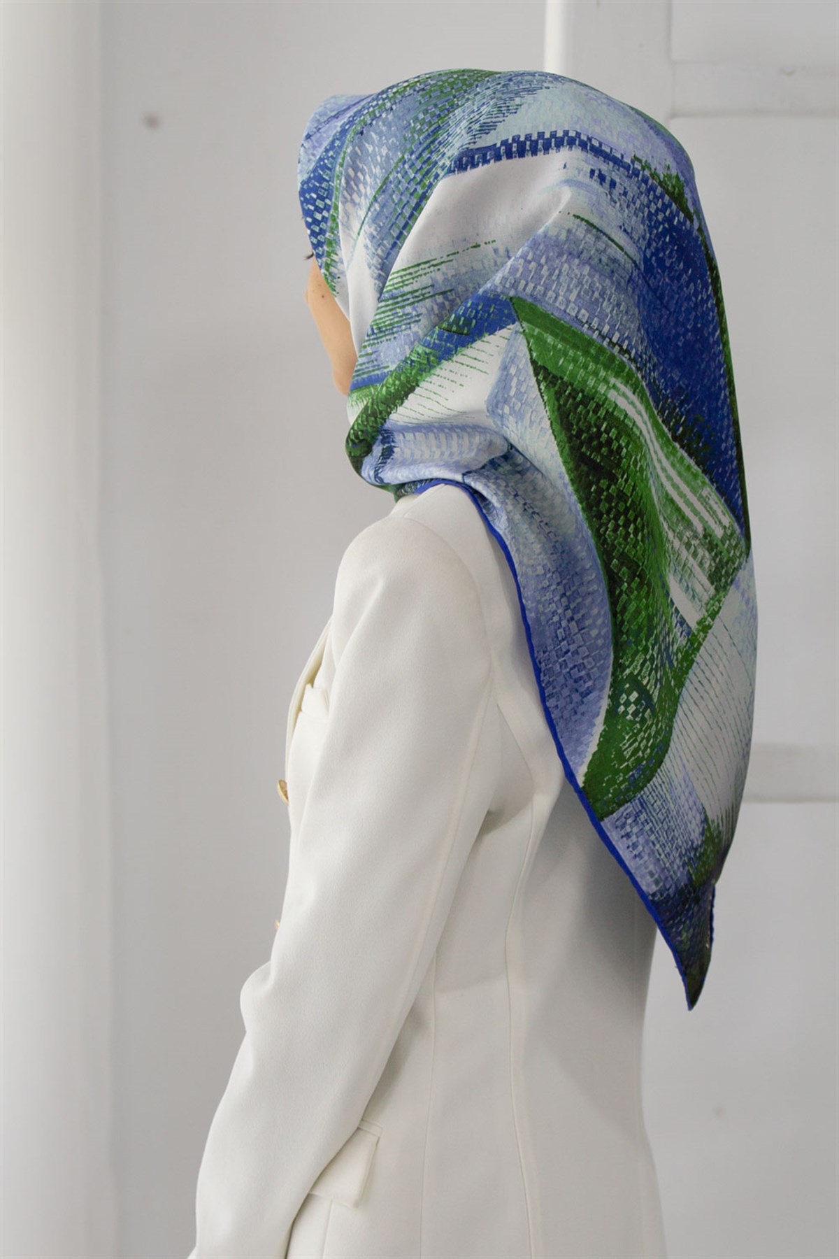 %100 Twill İpek Efektli ve Geometrik Desenli Fıstık Yeşili - Saks Renkli 90x90 Eşarp Dikim Şekli : El Dikişi