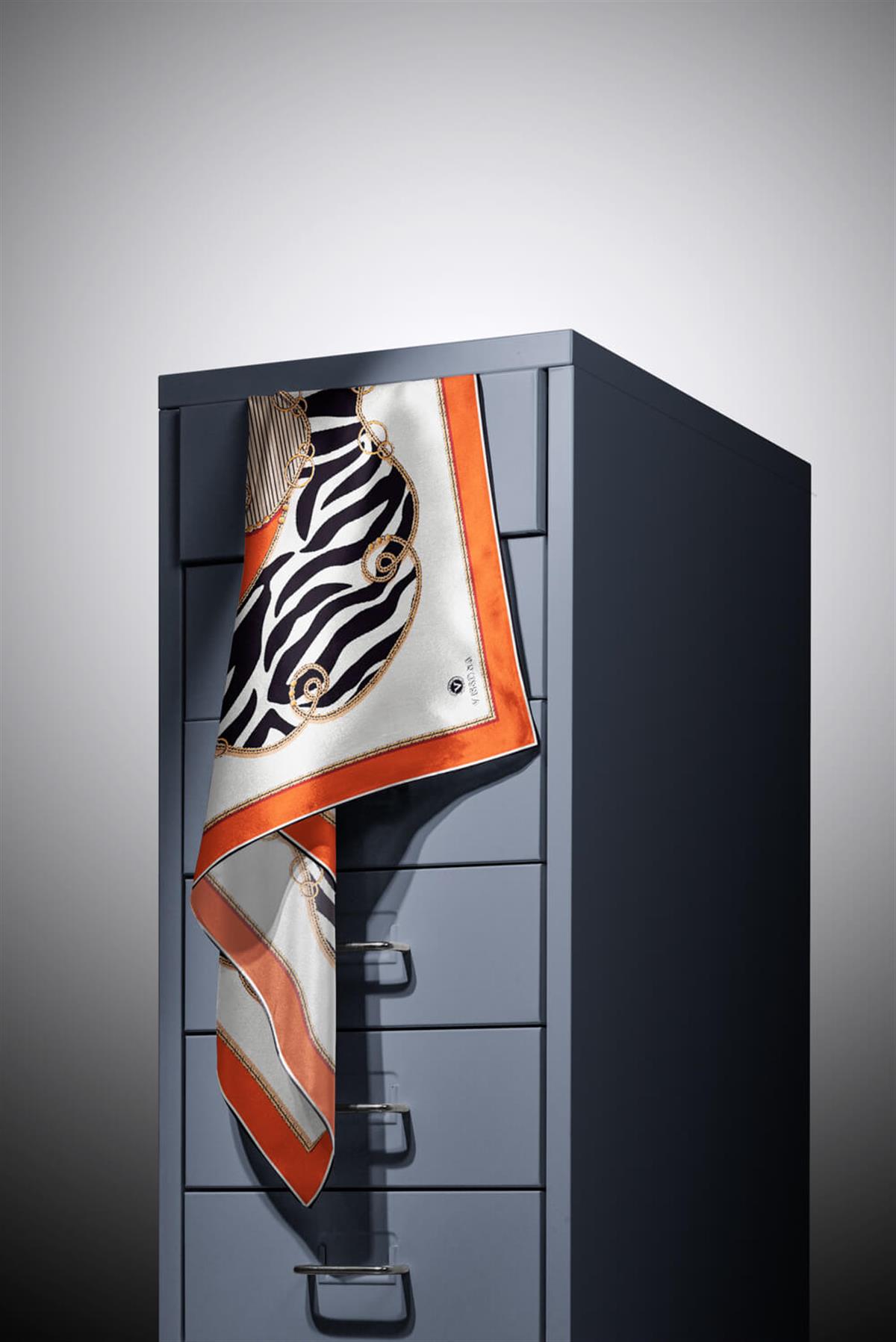 %100 Twill İpek Zincirli Ve Zebra Desenli Taba - Siyah Renkli 90x90 Eşarp Dikim Şekli : El Dikişi