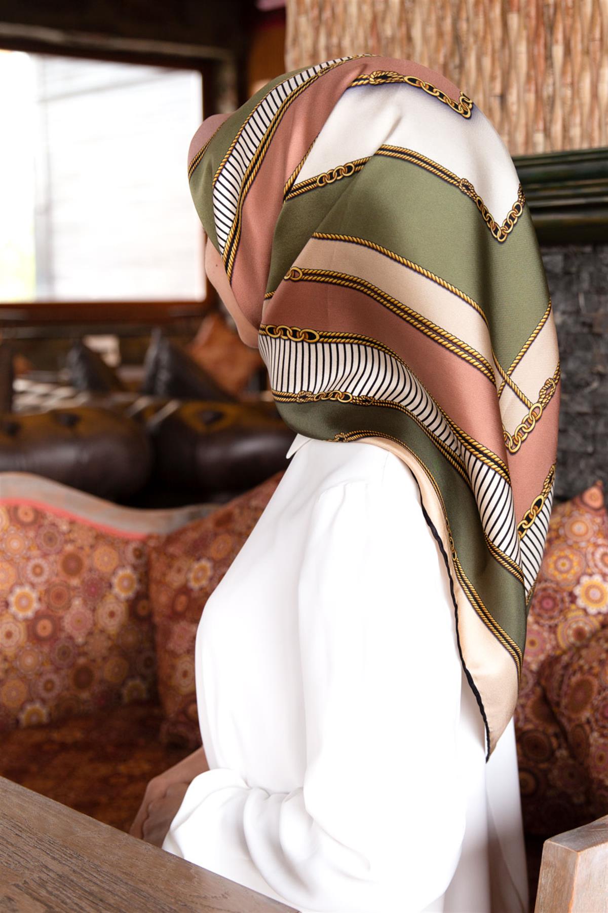 %100 Twill İpek Zincir Detaylı Geometrik Desenli Haki - Bakır Renkli 90x90 Eşarp Dikim Şekli : El Dikişi