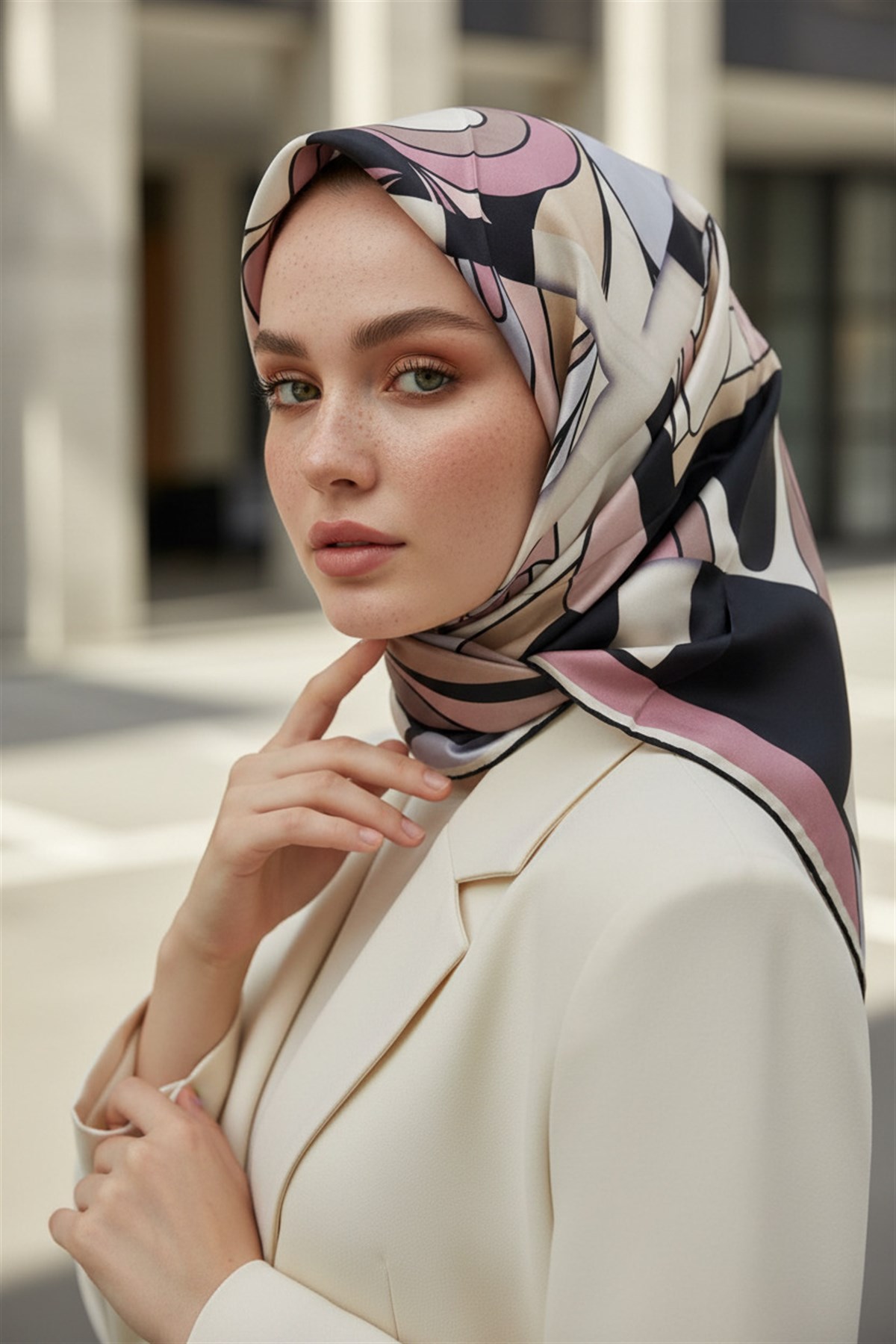 % 57 İPEK % 43 VİSKON Twill İpek Geometrik Desenli Gri - Pudra Renkli 90x90 Dikim Şekli : El Dikişi Eşarp