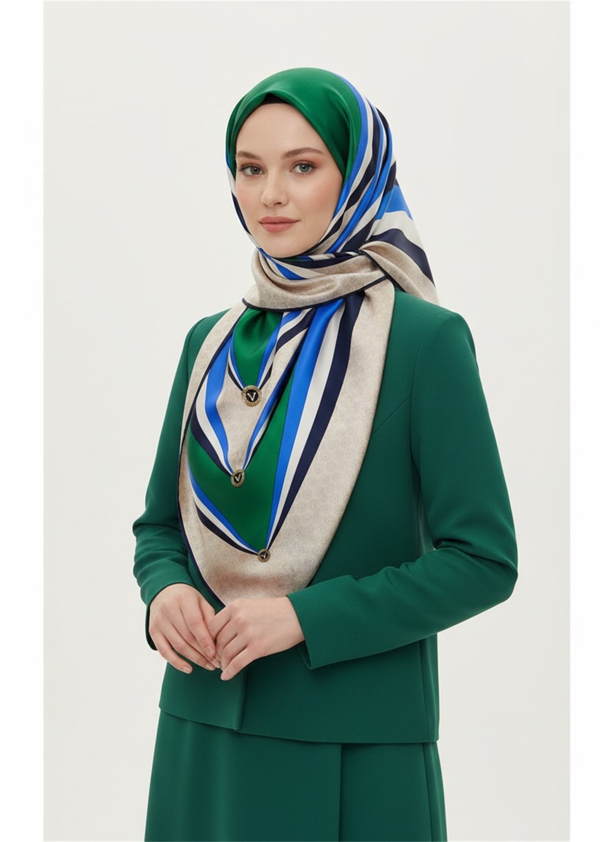 %100 Twill İpek Monogram Ve Geometrik Desenli Saks - Zümrüt Yeşili  Renkli 90x90 Eşarp Dikim Şekli : El Dikişi