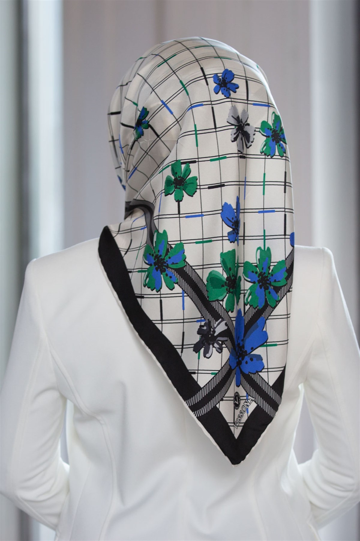 %100 Twill İpek Çıtır Çiçek Desenli Saks - Zümrüt Yeşili Renkli 90x90 Eşarp Dikim Şekli : El Dikişi