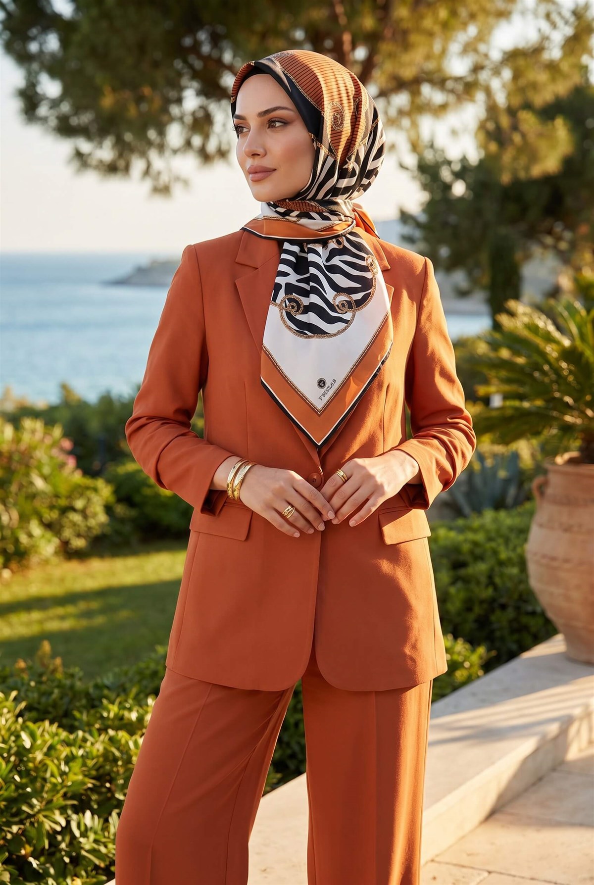 %100 Twill İpek Zincirli Ve Zebra Desenli Bakır - Siyah Renkli 90x90 Eşarp Dikim Şekli : El Dikişi