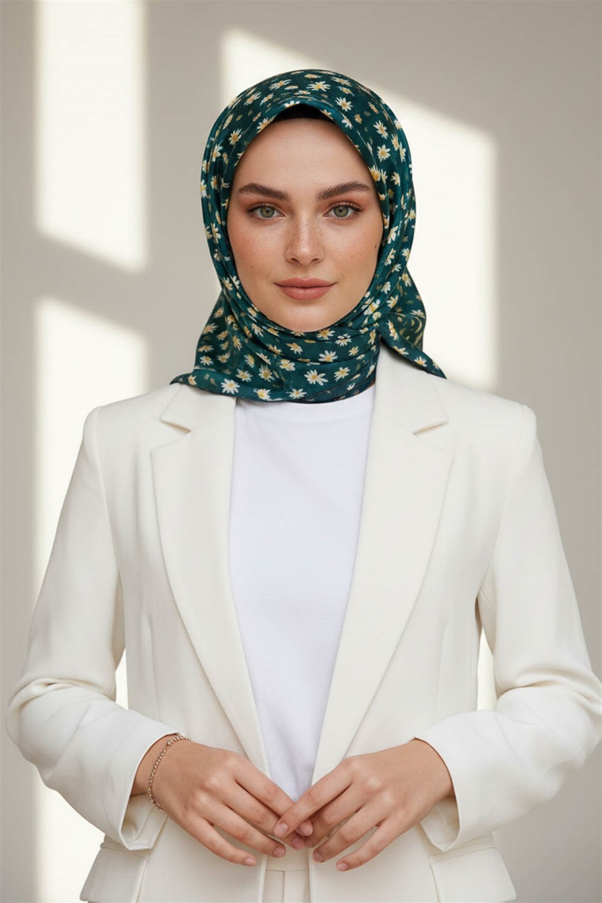 %100 Twill İpek Papatya Desenli Petrol Mavisi Renkli 90x90 Eşarp Dikim Şekli : El Dikişi