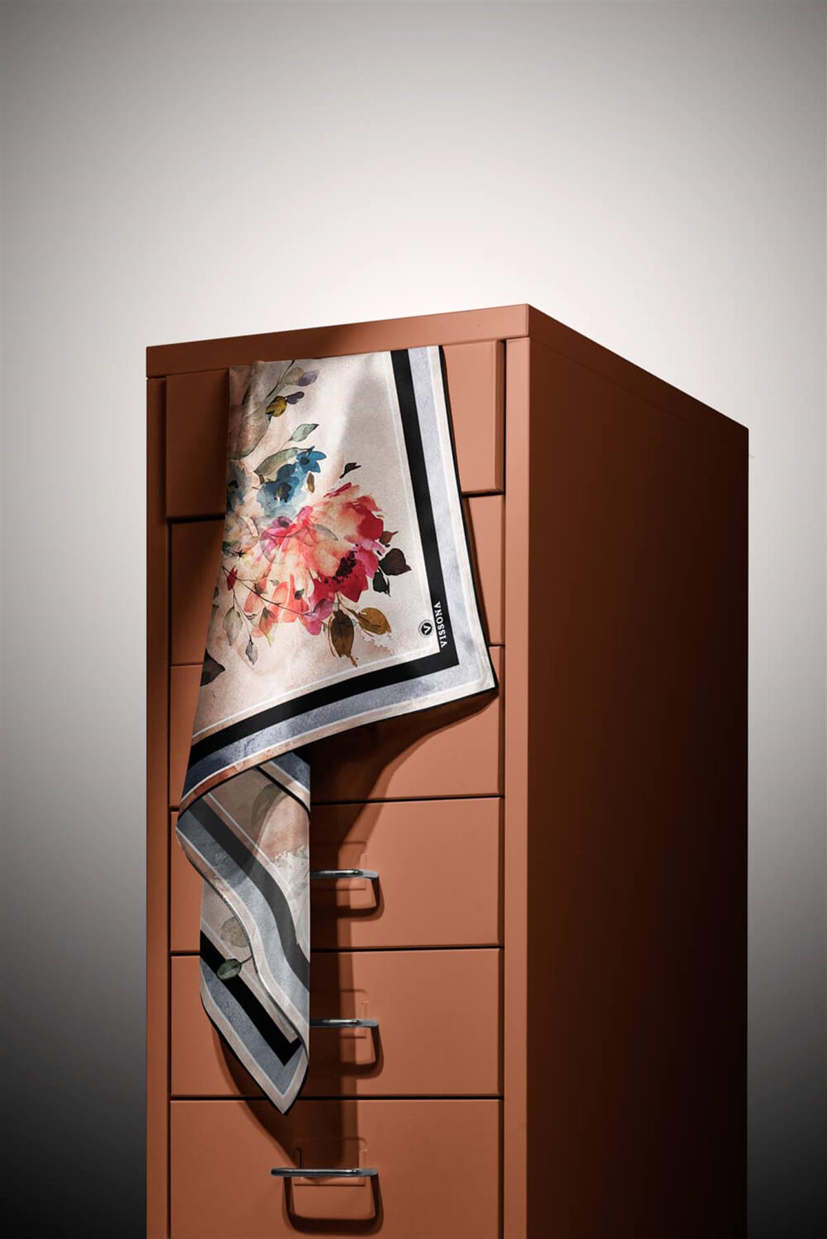 %100 Twill İpek Bahar Çiçekleri Desenli Siyah - Haki Renkli 90x90 Eşarp Dikim Şekli : El Dikişi